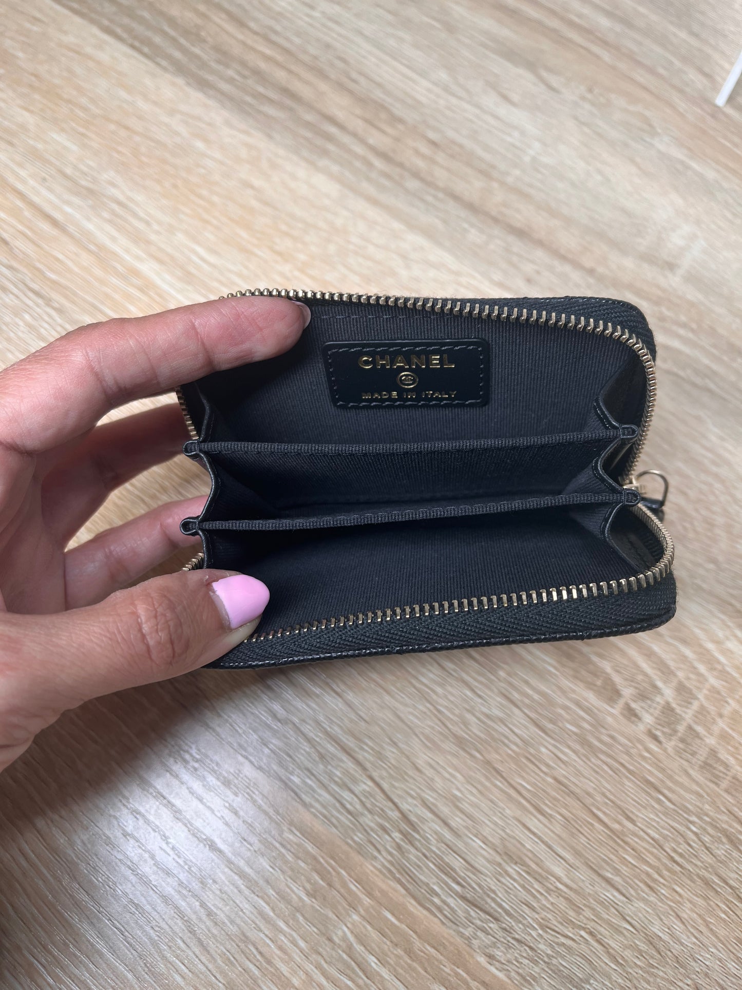 Pre-Owned CHANEL™ Caviar Enamel CC Logo Zipper Black Card Holder