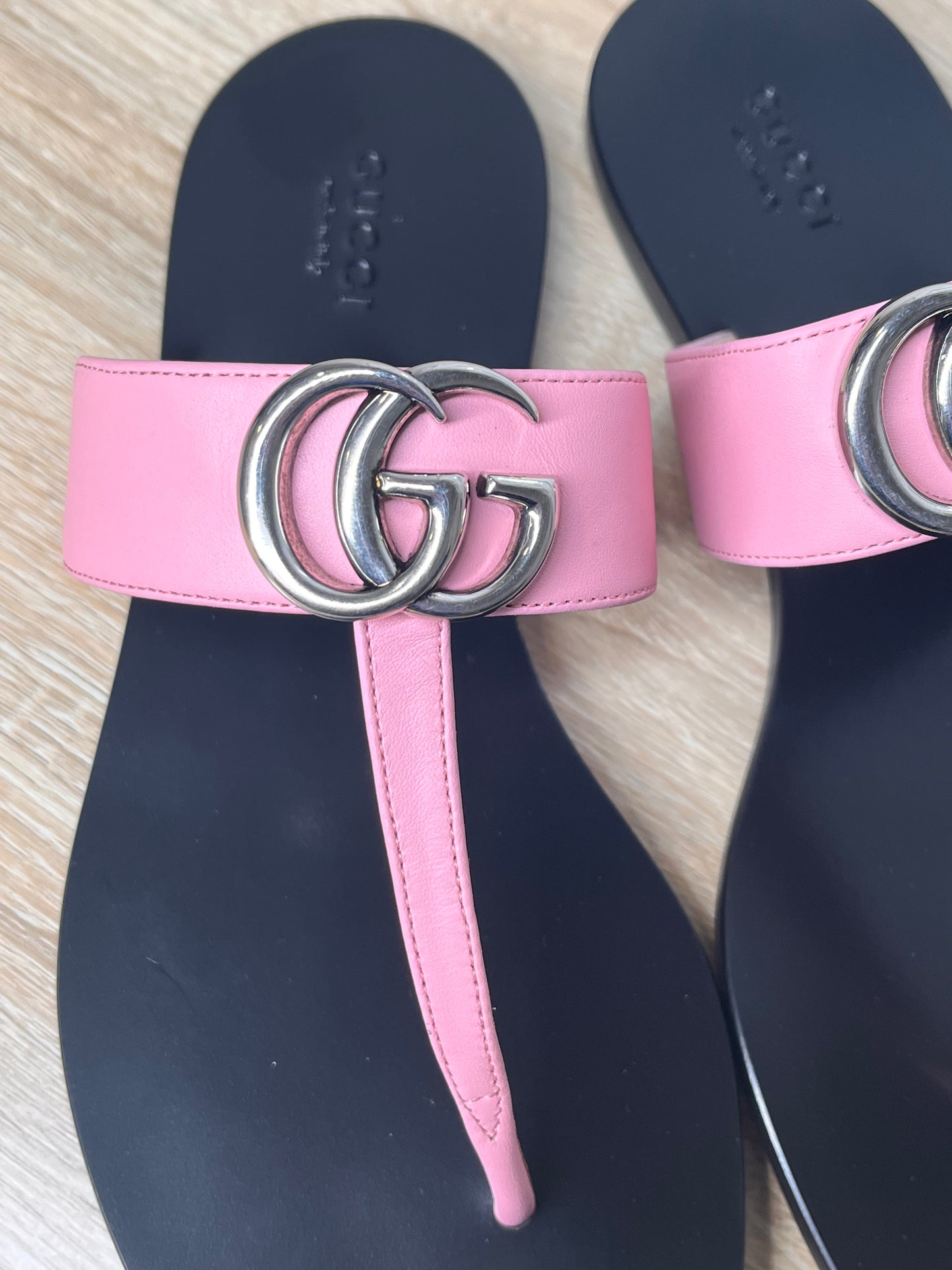 Pre-Owned GUCCI Thong Sandals With Double G, 38