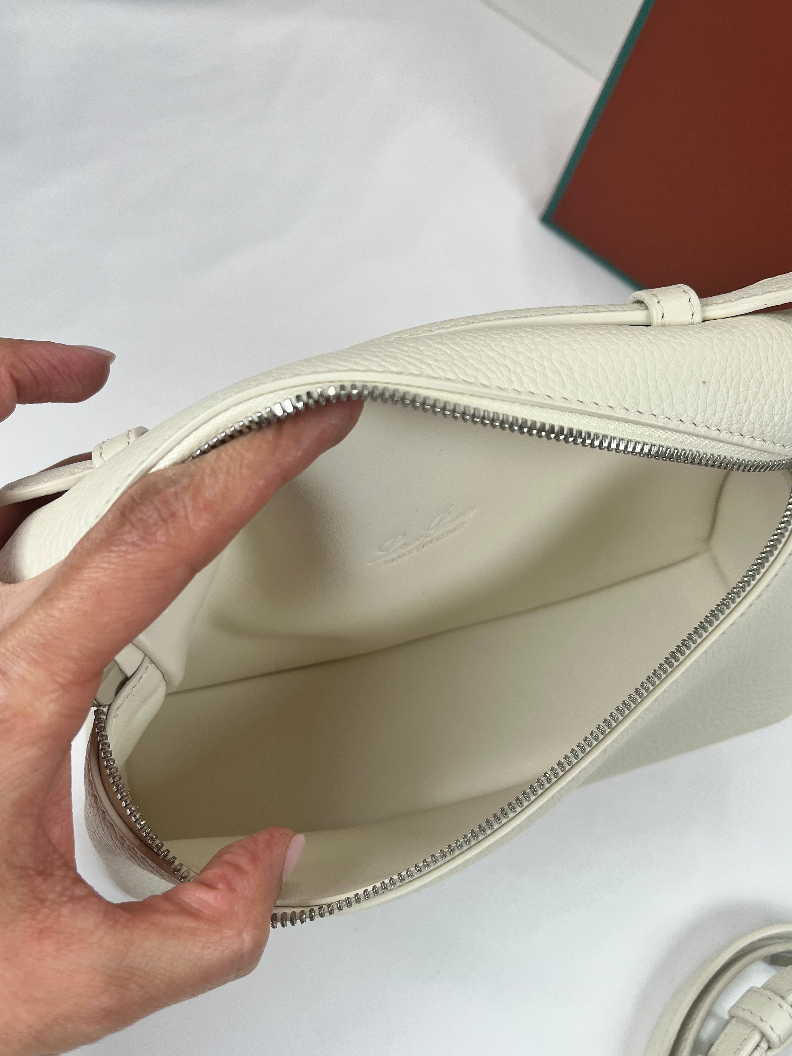 Loro Piana Extra Pocket Cream/SHW Handbag, 19