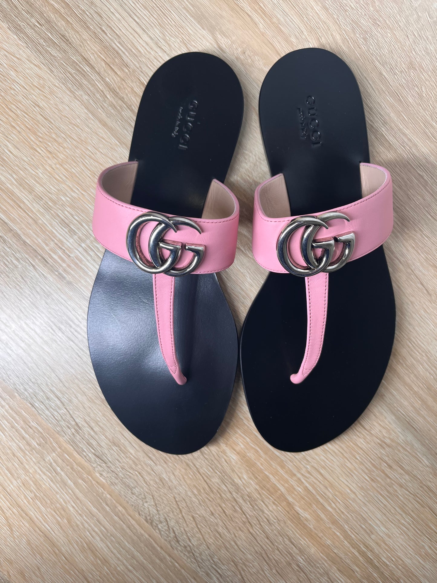 Pre-Owned GUCCI Thong Sandals With Double G, 38