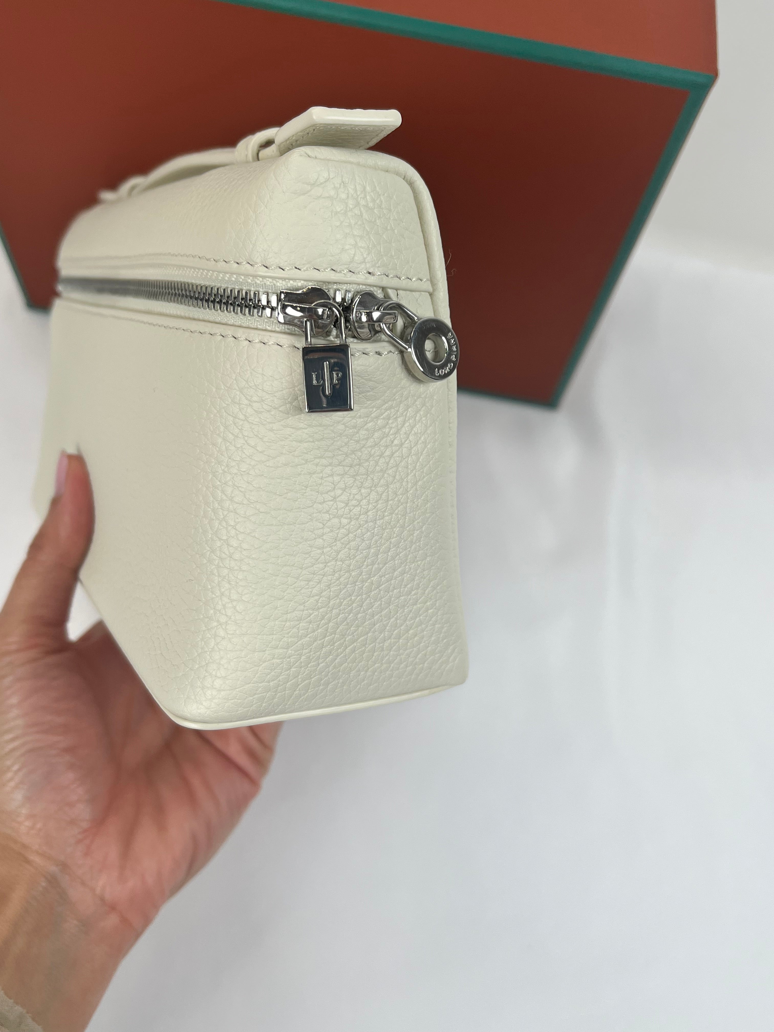 Loro Piana Extra Pocket Cream/SHW Handbag, 19