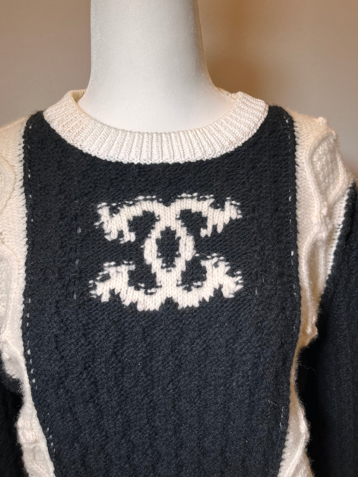 Pre-Owned CHANEL™ 21A Metiers D'Art Runway Pullover White/Black Sweater,38