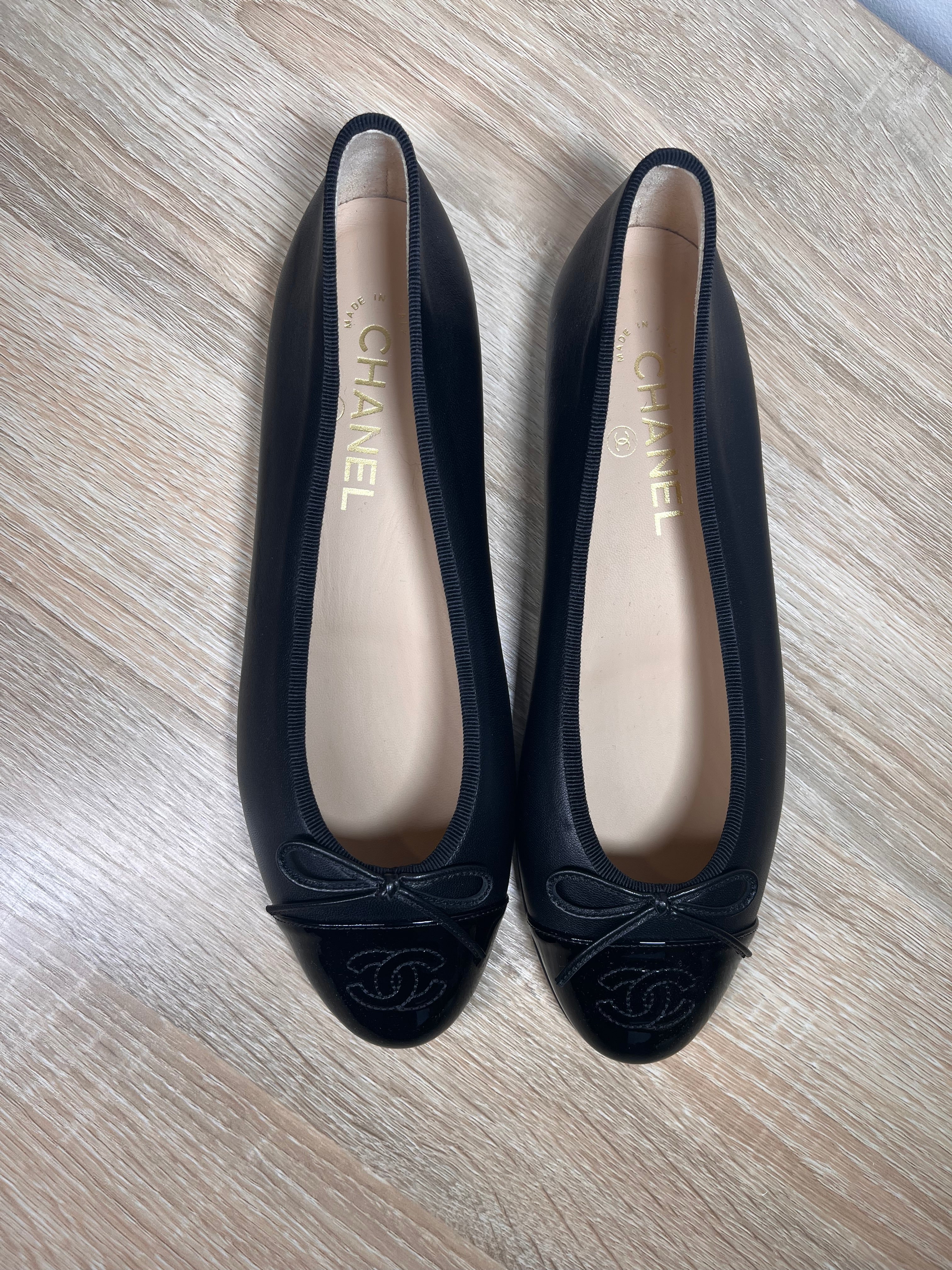 Pre-Owned CHANEL™ Ballet Lambskin & Patent Calfskin Flats, 38.5
