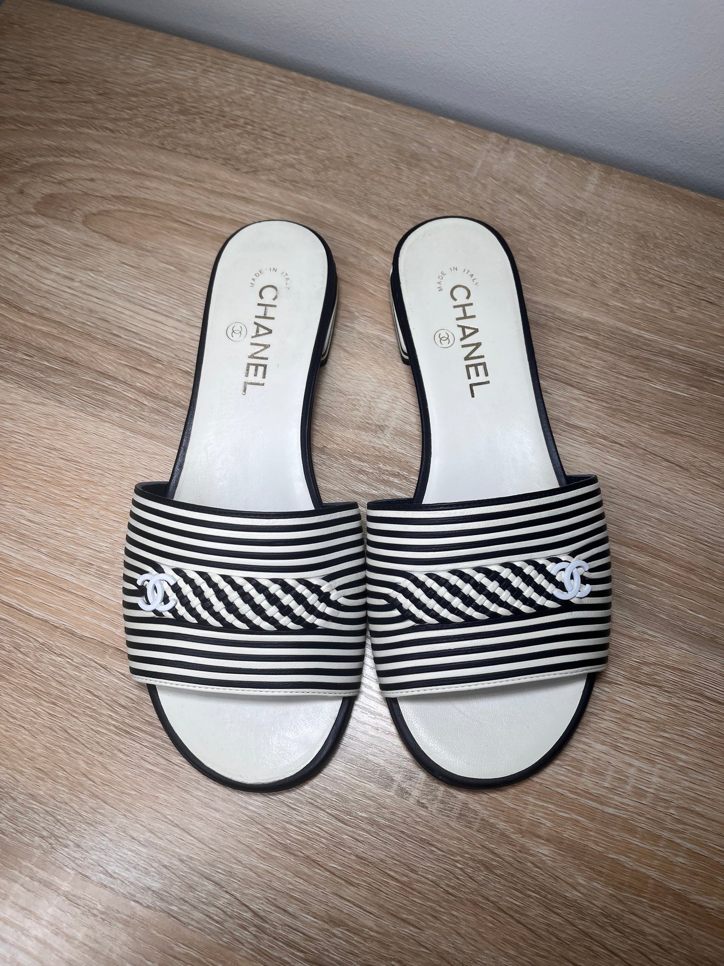 Pre-Owned CHANEL™ White/Blue Slides, 39