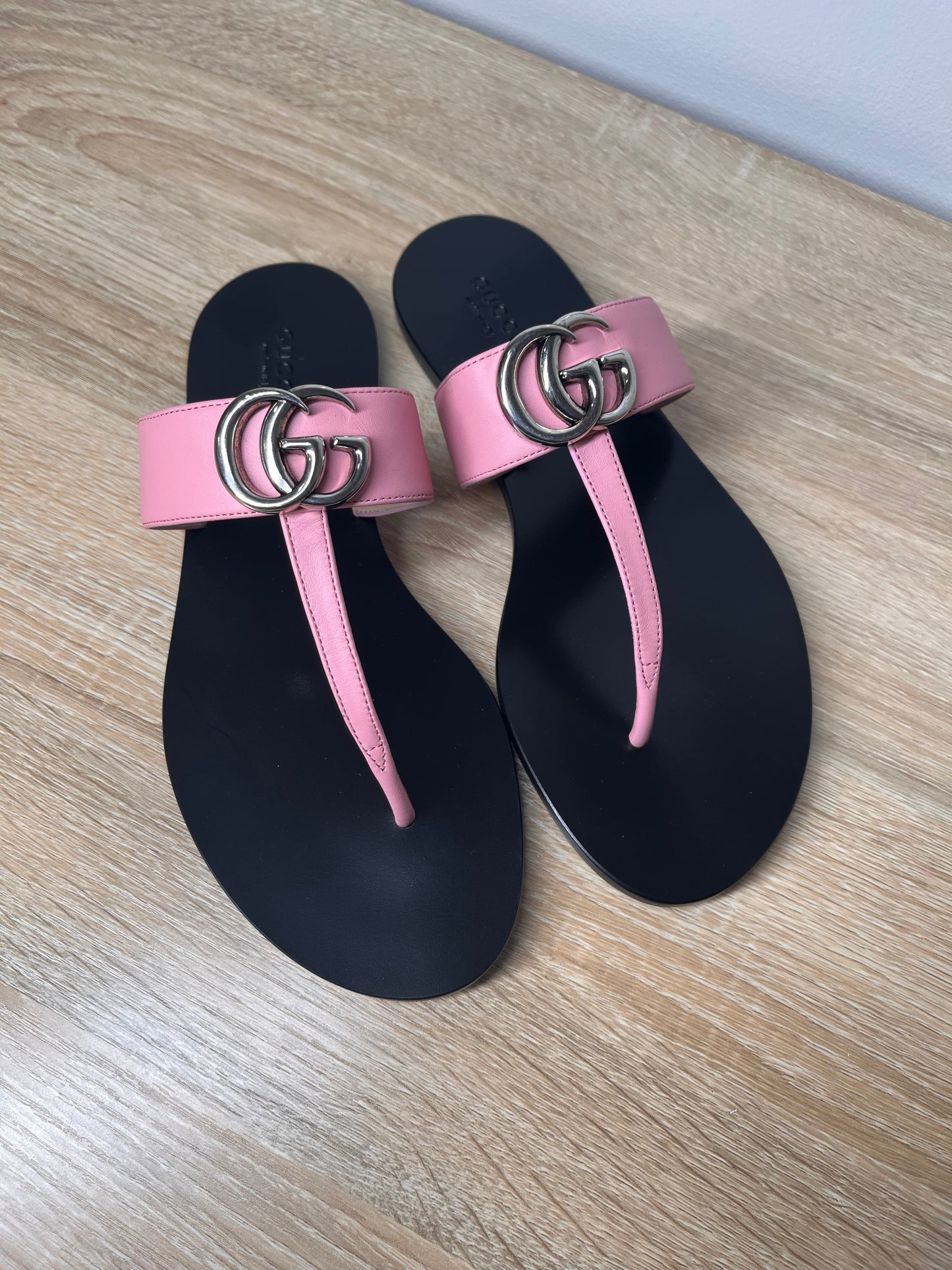 Pre-Owned GUCCI Thong Sandals With Double G, 38