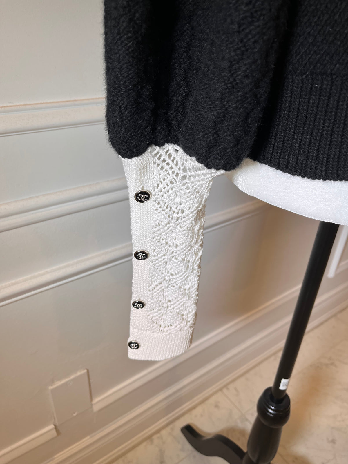 Pre-Owned CHANEL™ 21A Metiers D'Art Runway Pullover White/Black Sweater,38