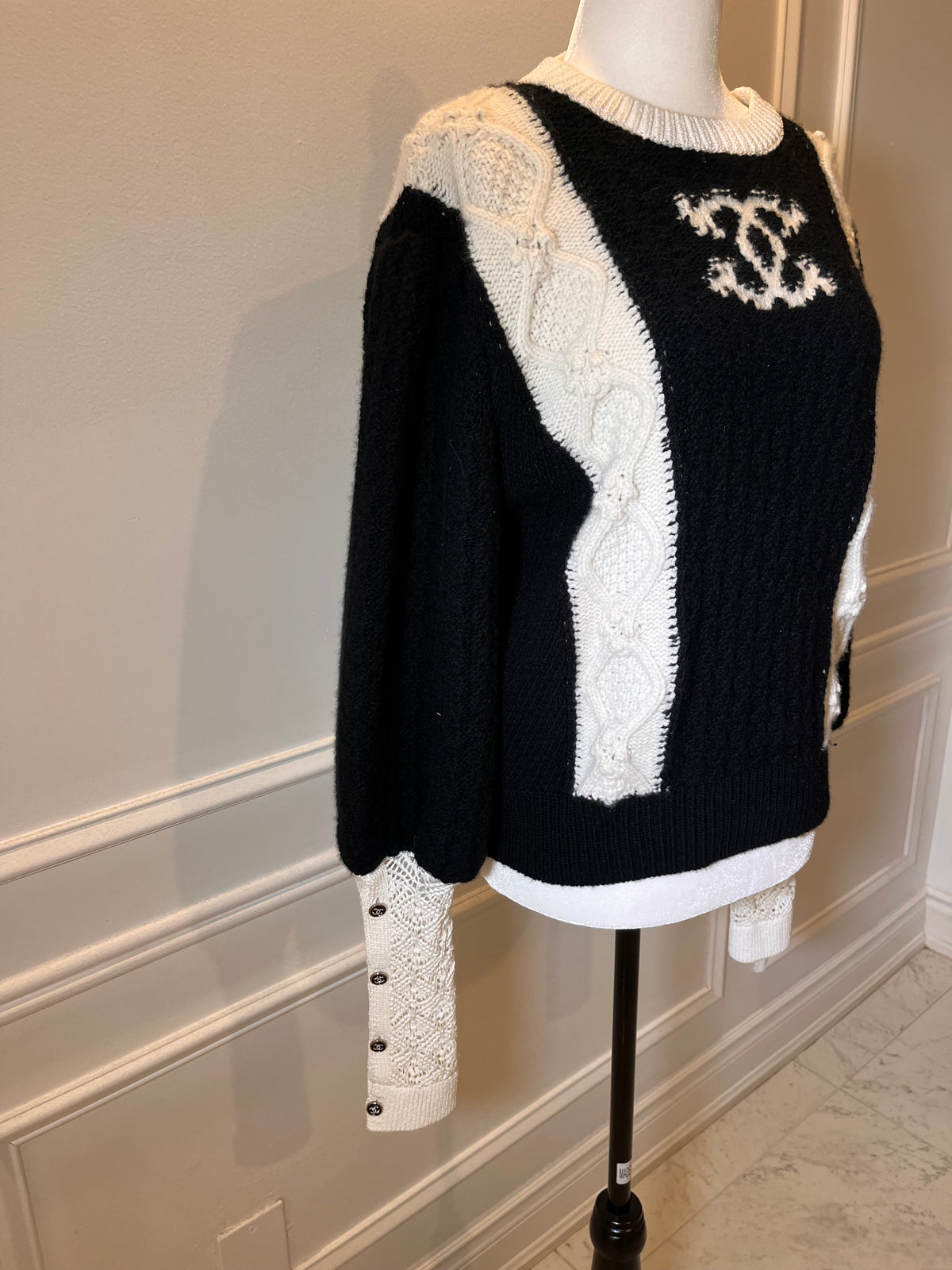 Pre-Owned CHANEL™ 21A Metiers D'Art Runway Pullover White/Black Sweater,38
