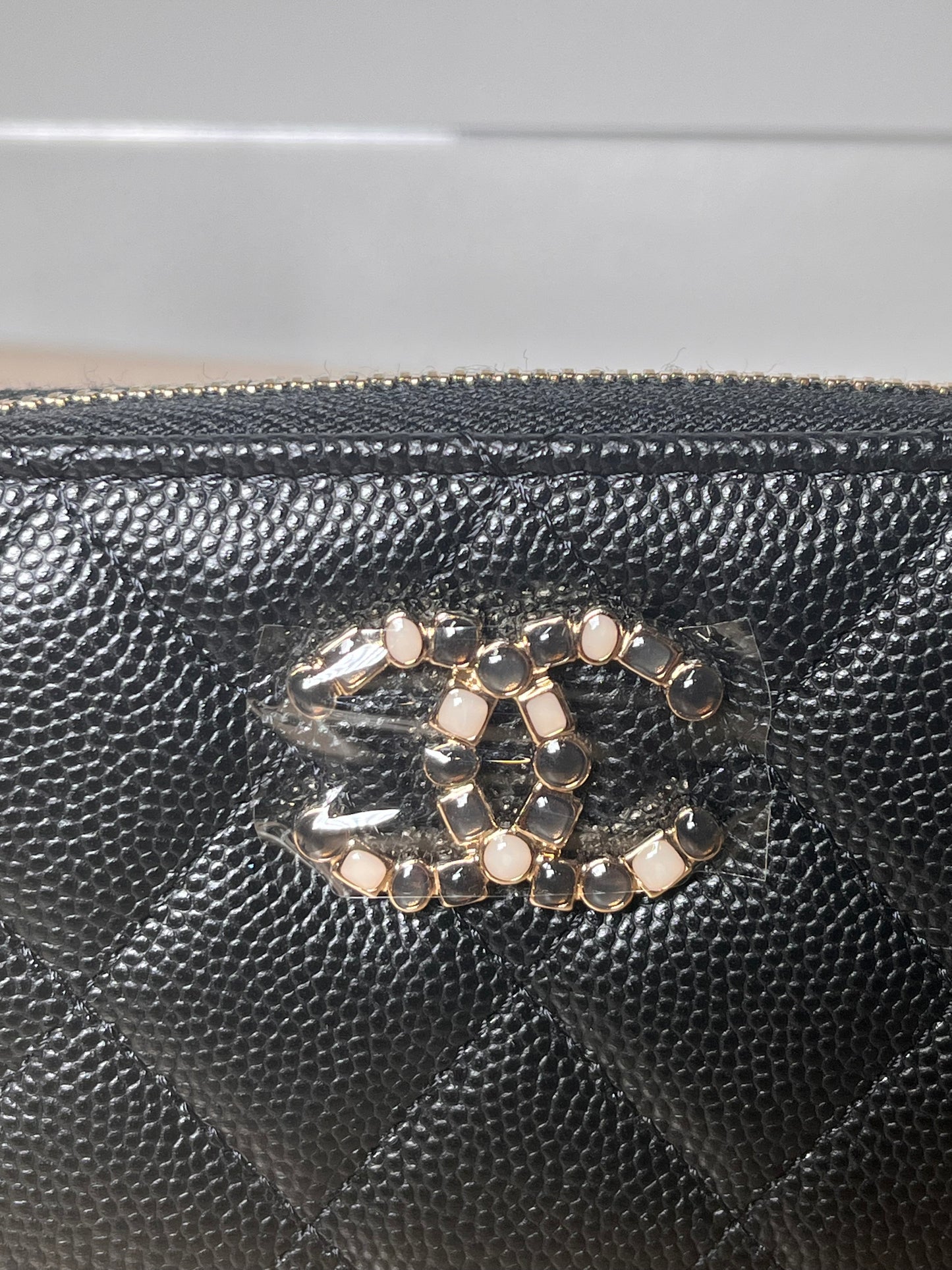 Pre-Owned CHANEL™ Caviar Enamel CC Logo Zipper Black Card Holder