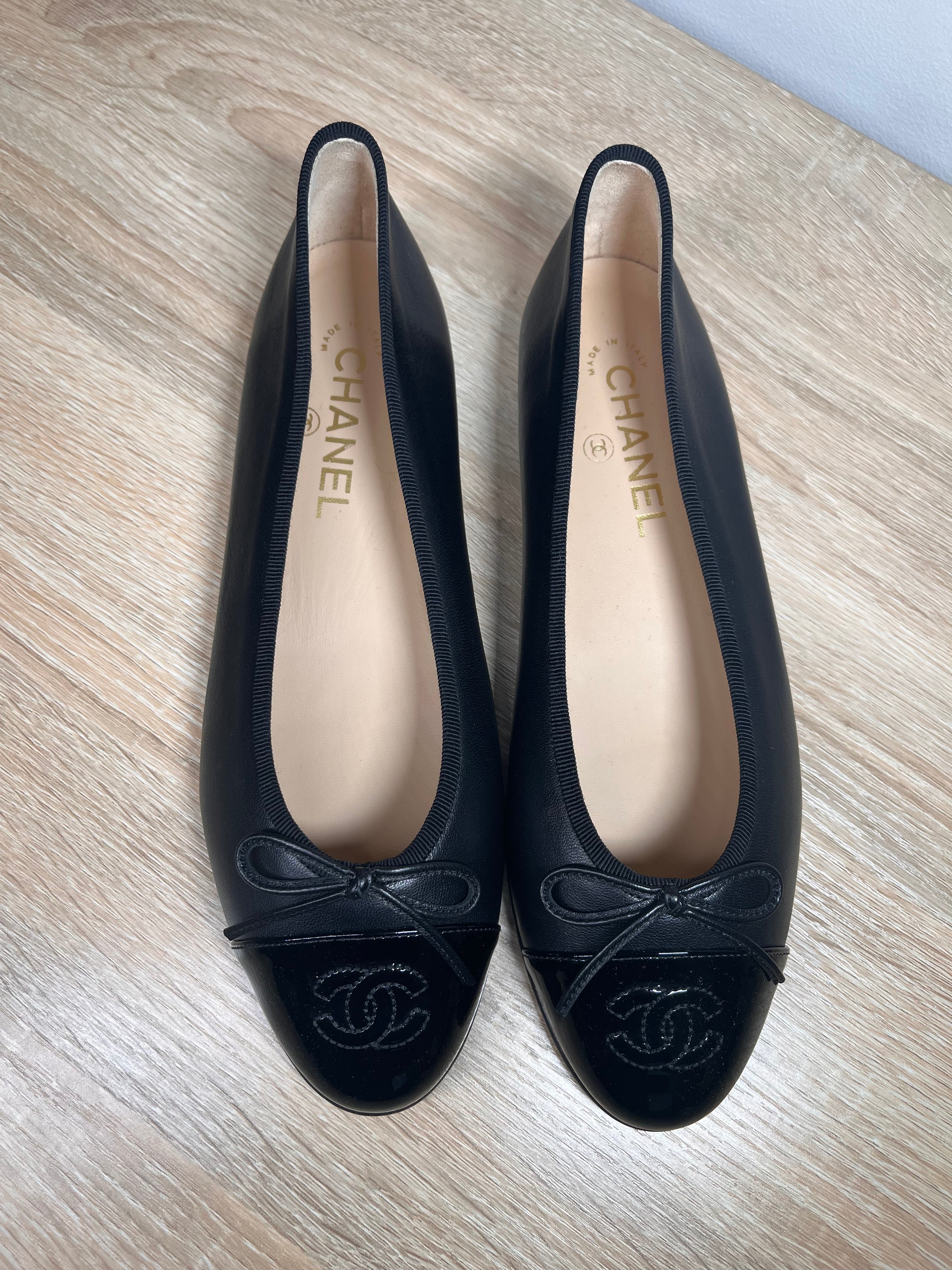 Pre-Owned CHANEL™ Ballet Lambskin & Patent Calfskin Flats, 38.5