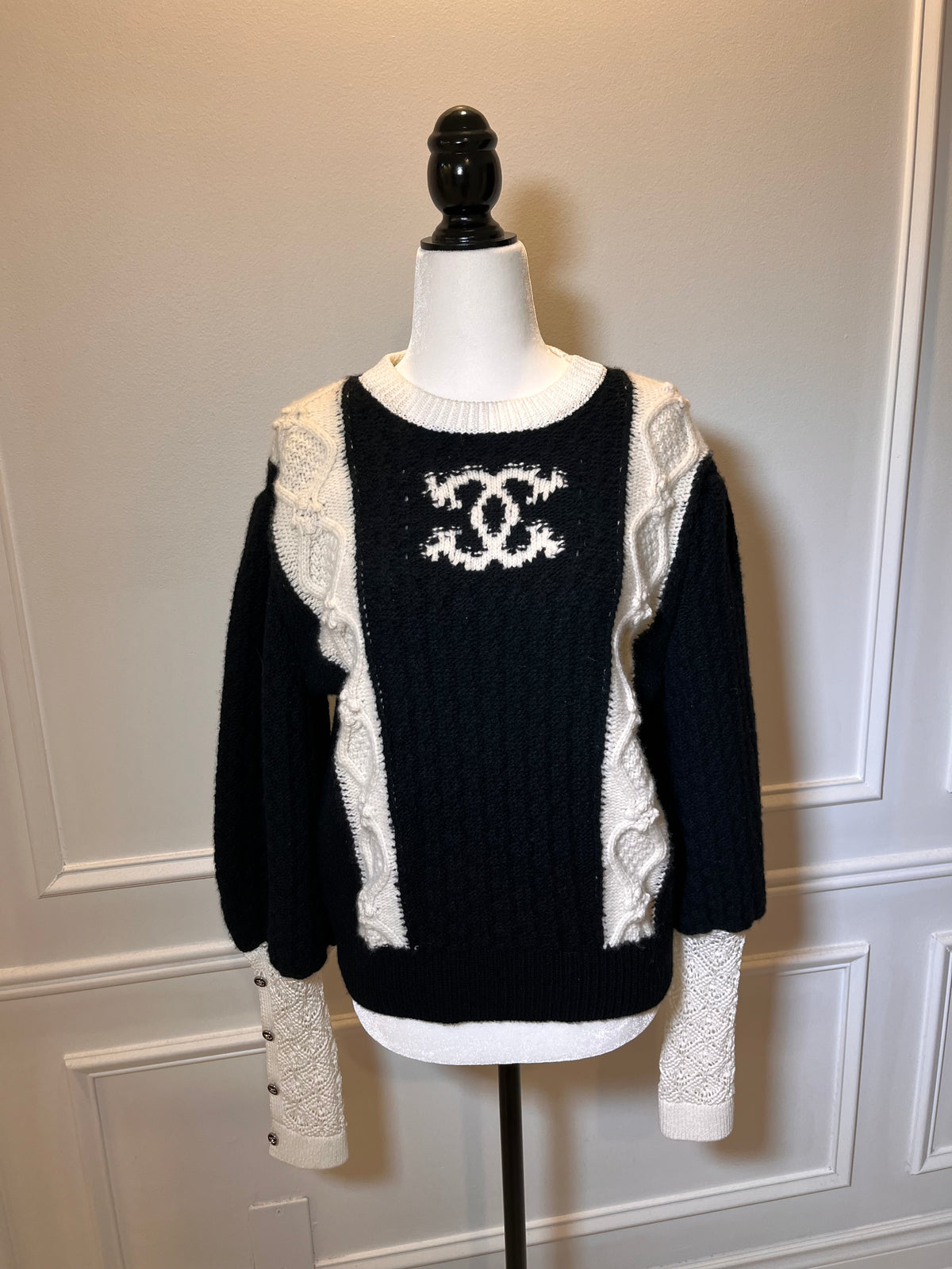 Pre-Owned CHANEL™ 21A Metiers D'Art Runway Pullover White/Black Sweater,38