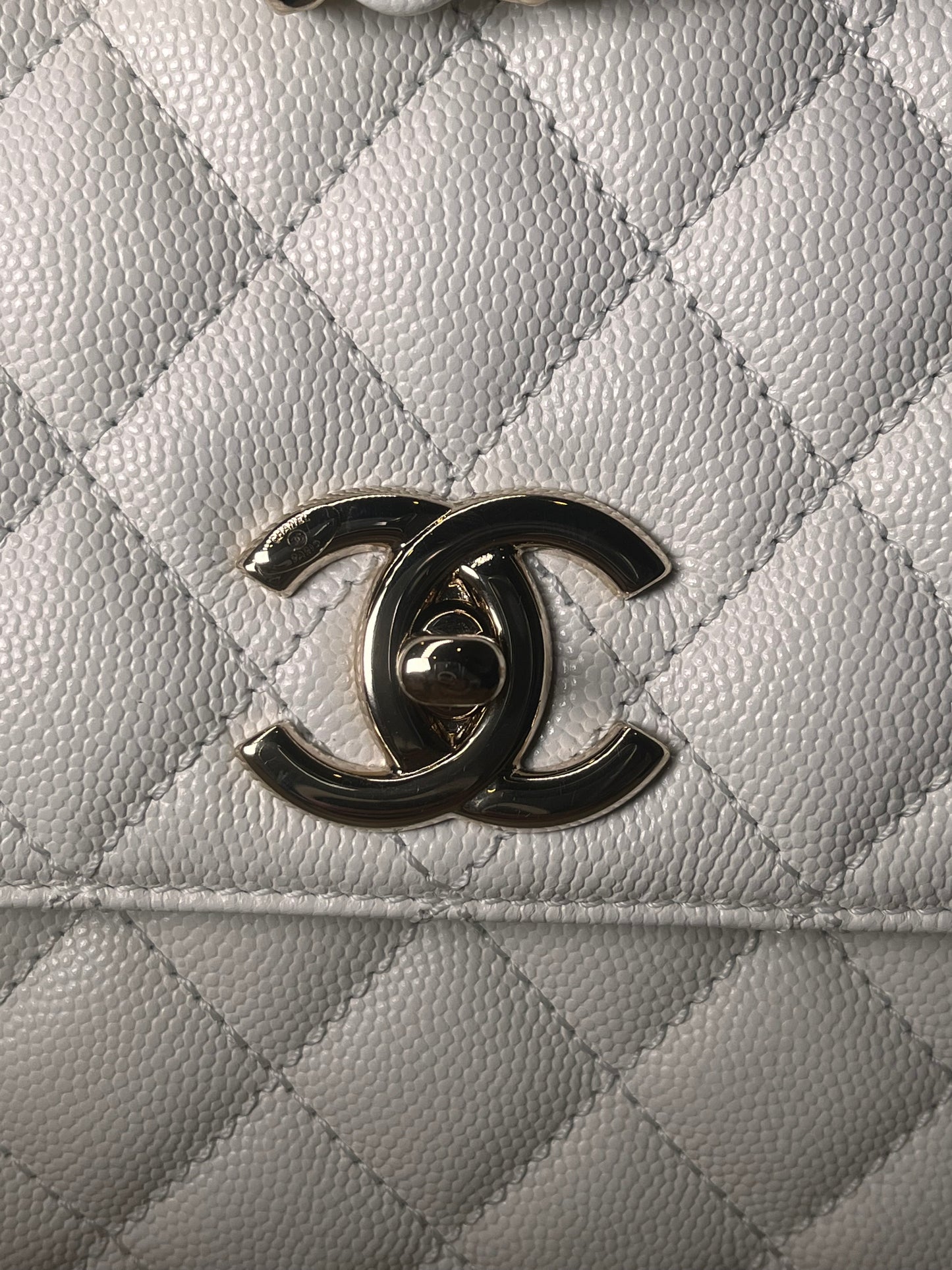 Pre-Owned CHANEL™ Caviar Quilted Coco Handle Flap White/Light Gold Handbag