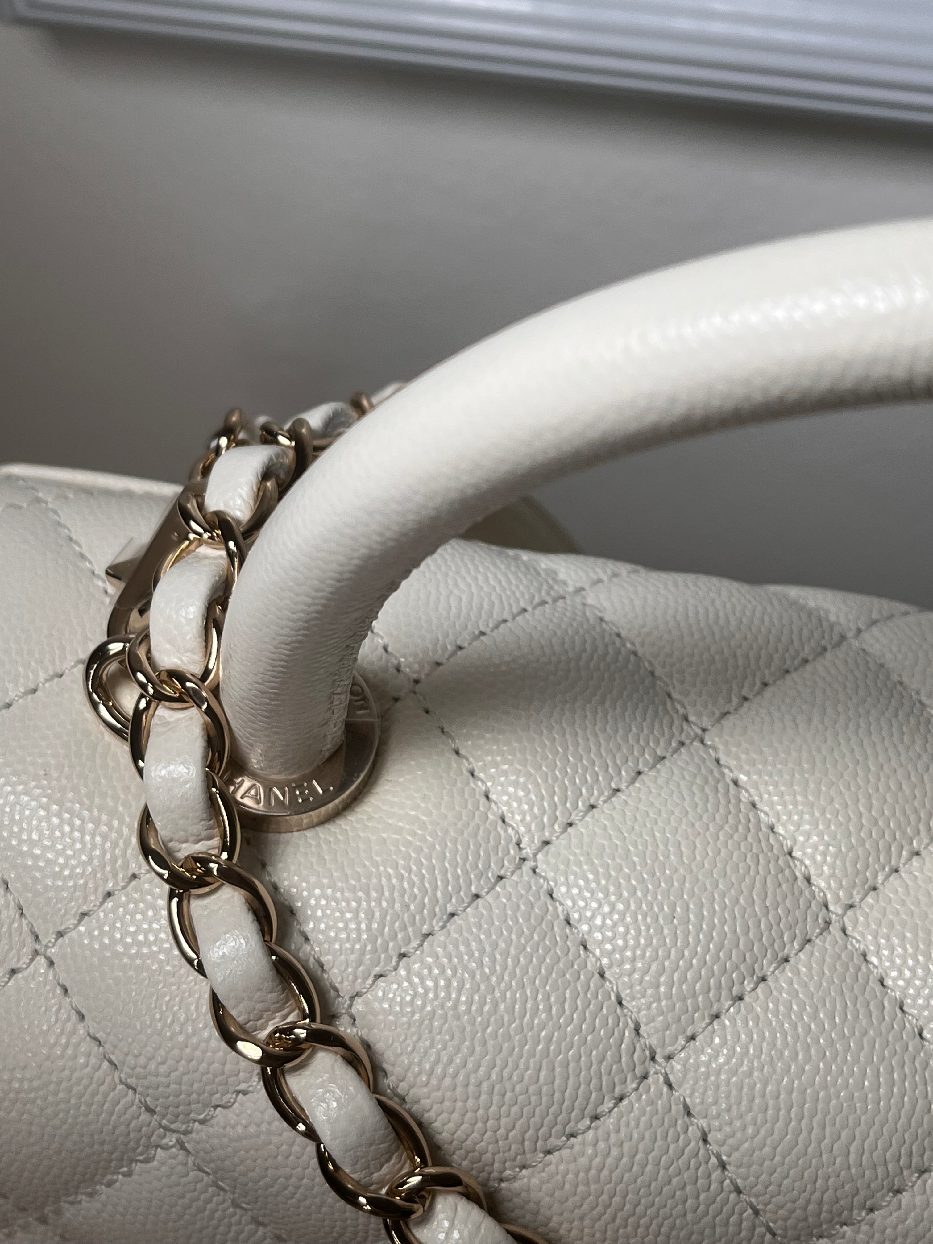 Pre-Owned CHANEL™ Caviar Quilted Coco Handle Flap White/Light Gold Handbag