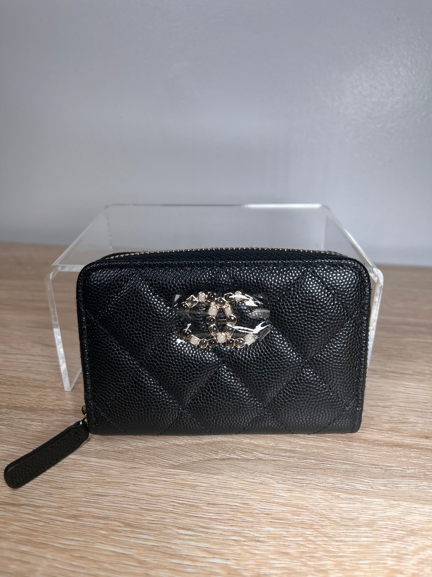 Pre-Owned CHANEL™ Caviar Enamel CC Logo Zipper Black Card Holder