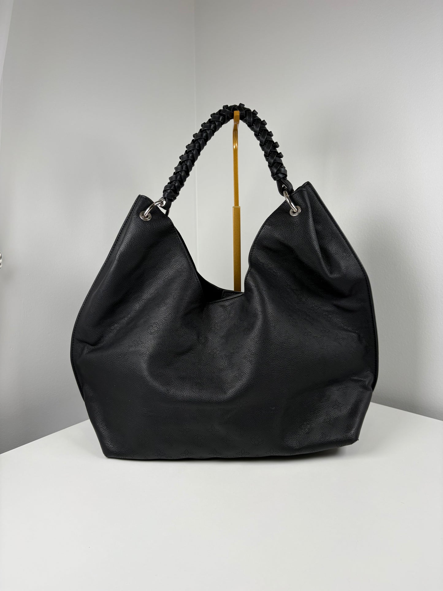 Pre-Owned LOUIS VUITTON Carmel Hobo Mahina Handbag, Black