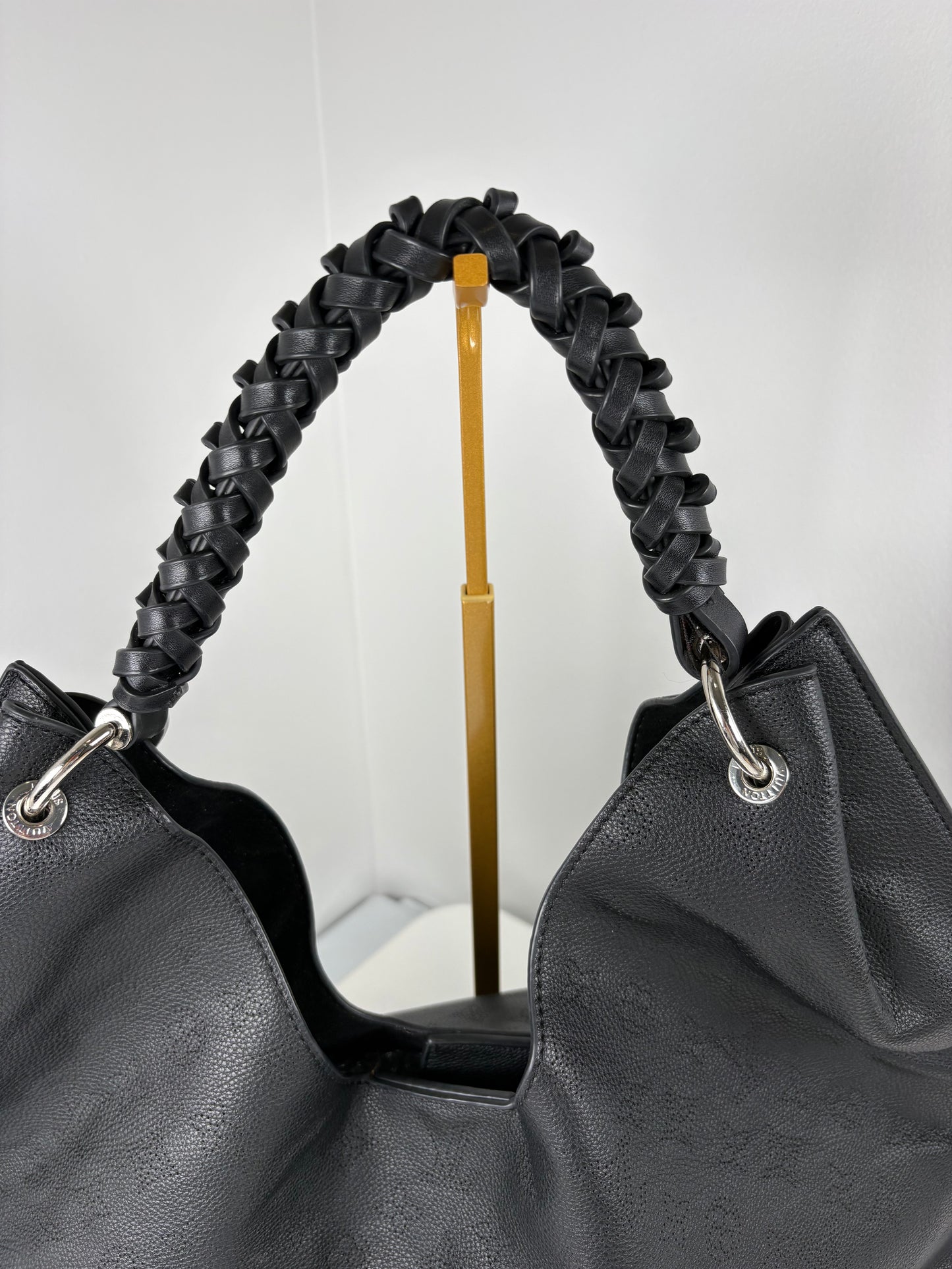 Pre-Owned LOUIS VUITTON Carmel Hobo Mahina Handbag, Black