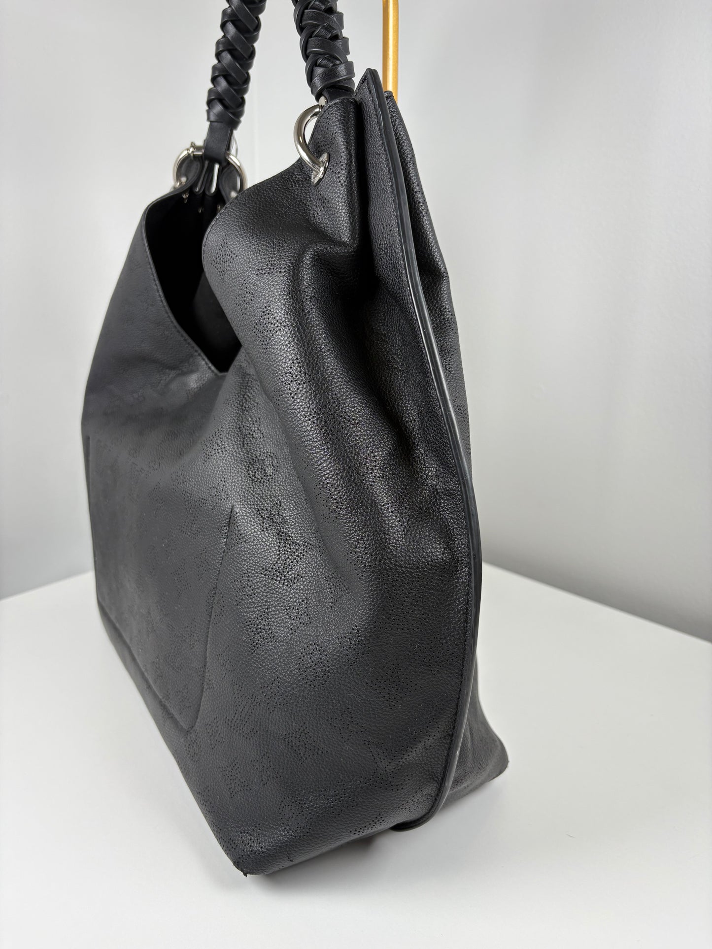 Pre-Owned LOUIS VUITTON Carmel Hobo Mahina Handbag, Black