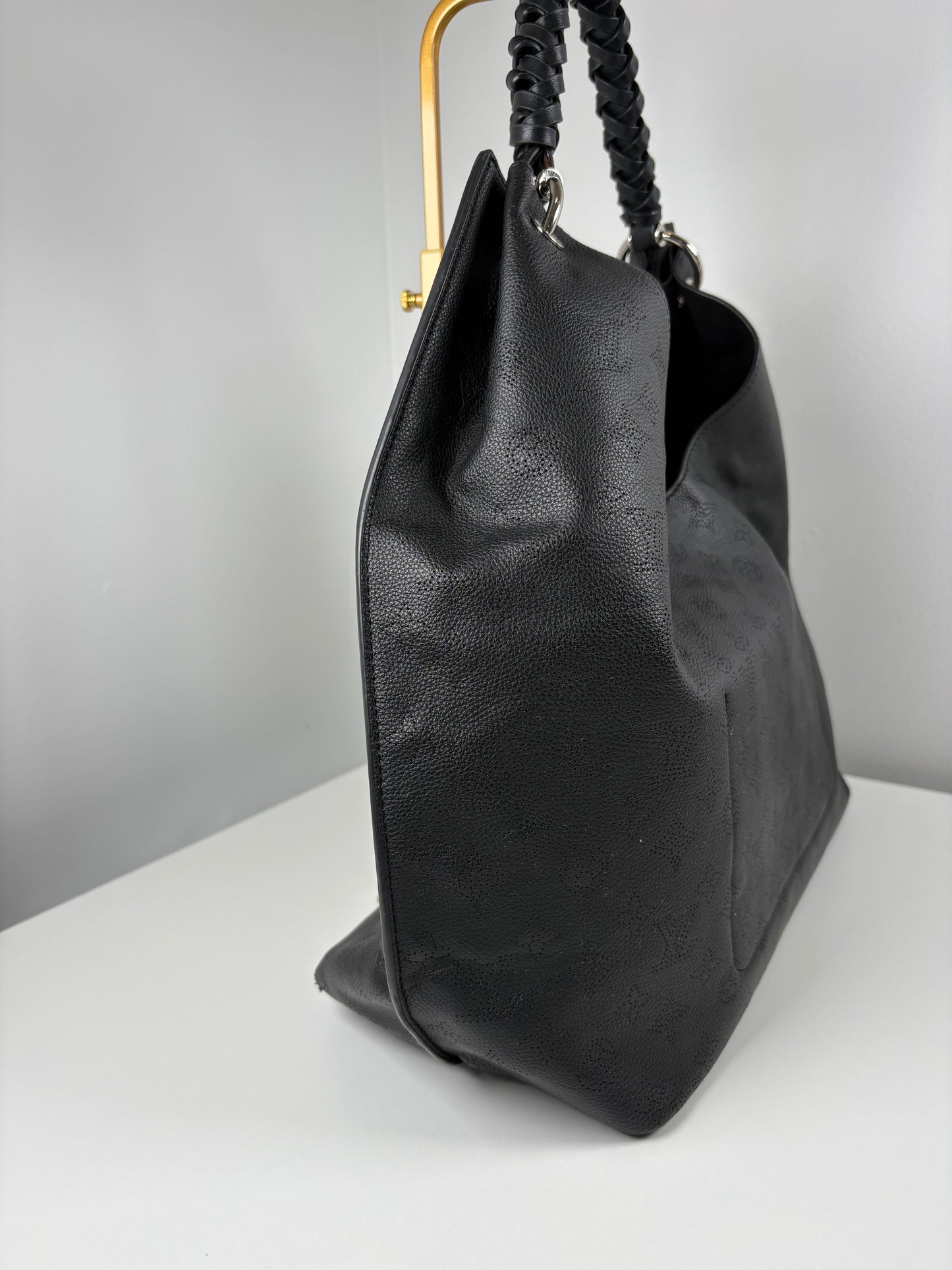 Pre-Owned LOUIS VUITTON Carmel Hobo Mahina Handbag, Black