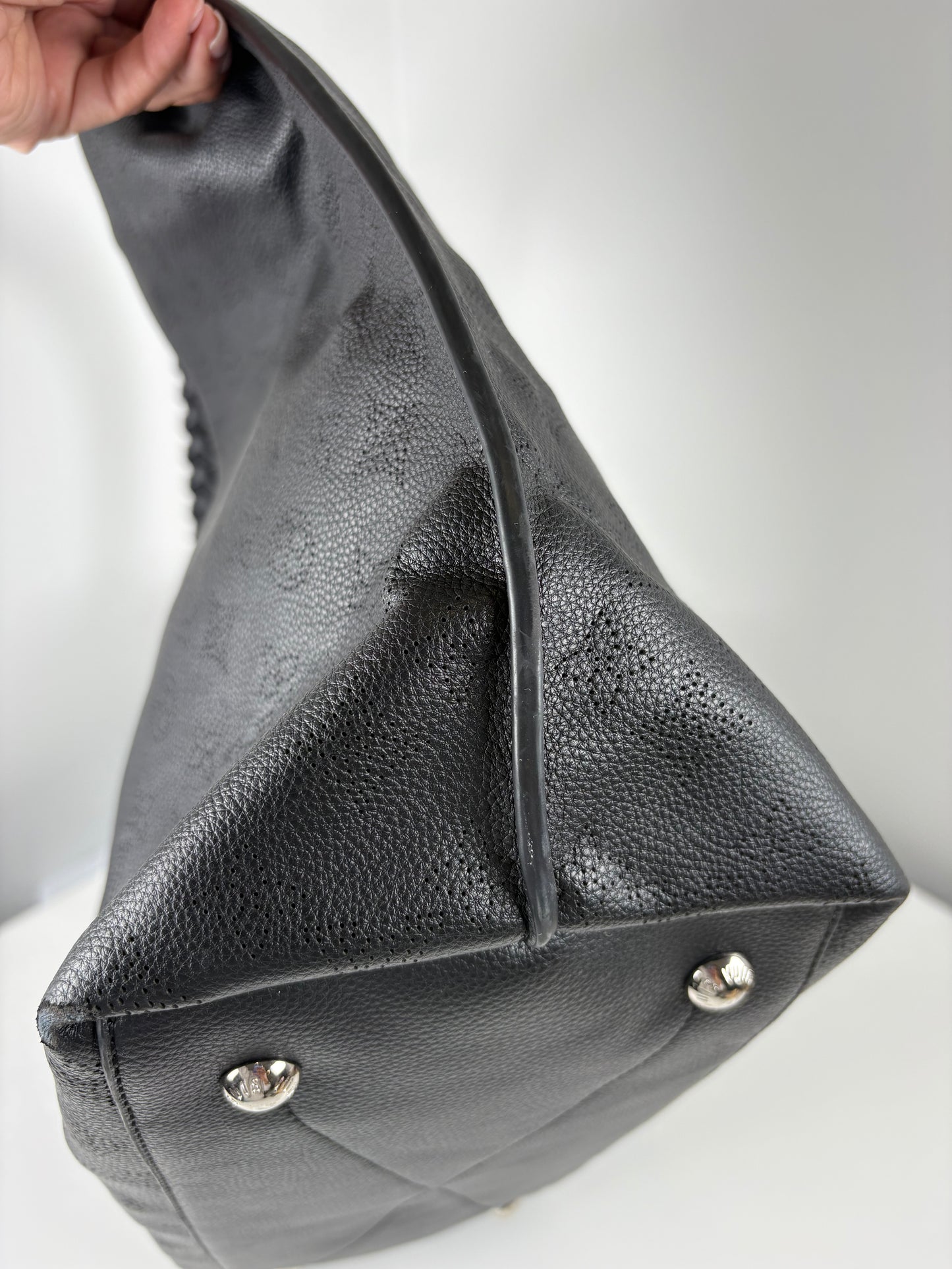 Pre-Owned LOUIS VUITTON Carmel Hobo Mahina Handbag, Black