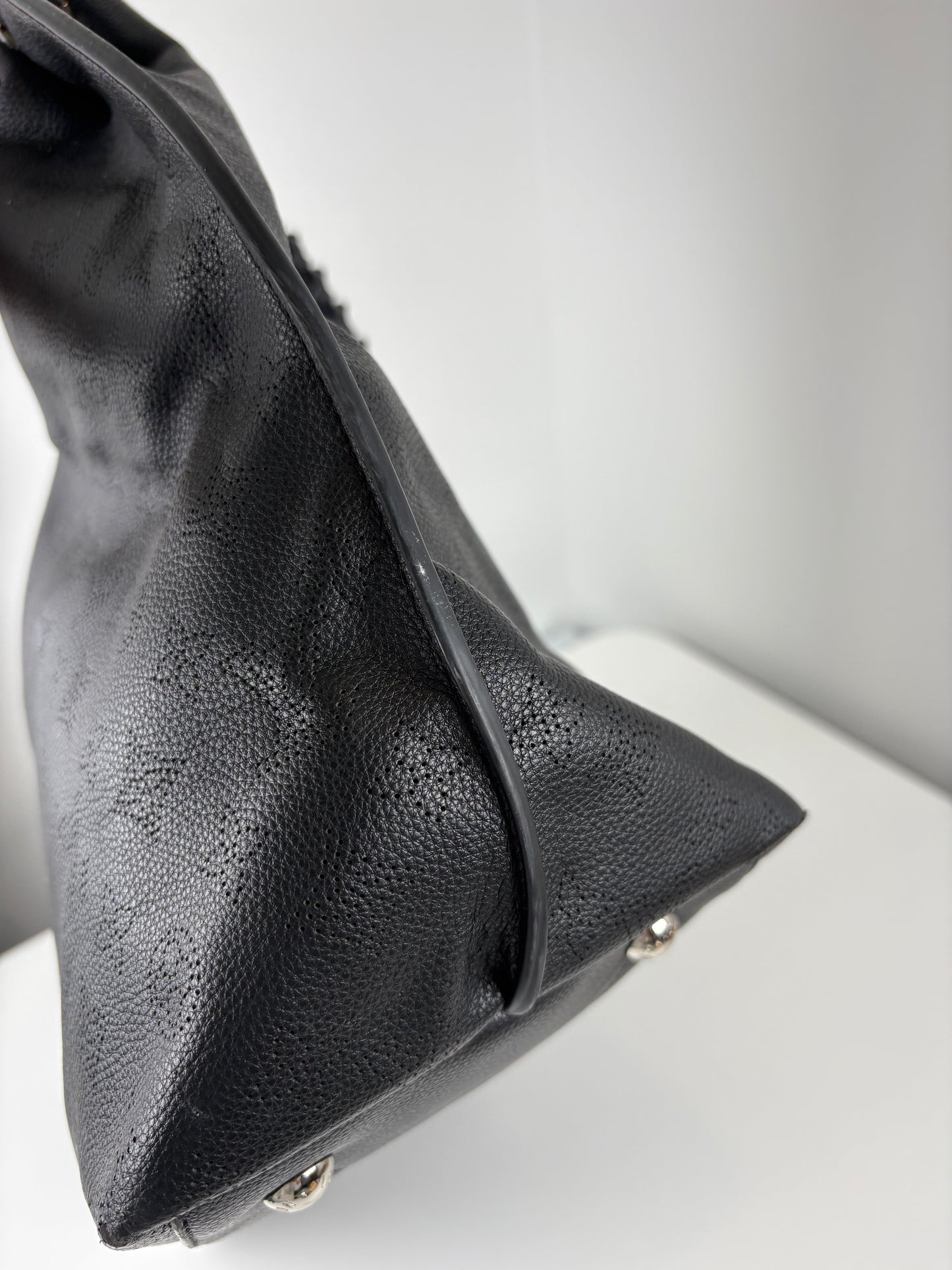 Pre-Owned LOUIS VUITTON Carmel Hobo Mahina Handbag, Black