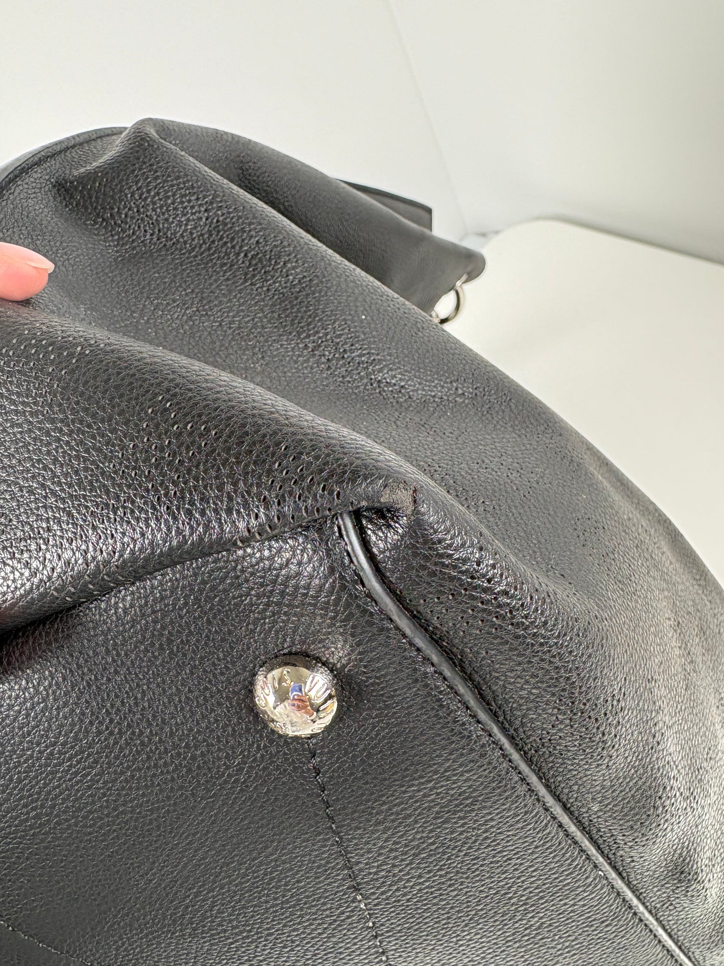 Pre-Owned LOUIS VUITTON Carmel Hobo Mahina Handbag, Black