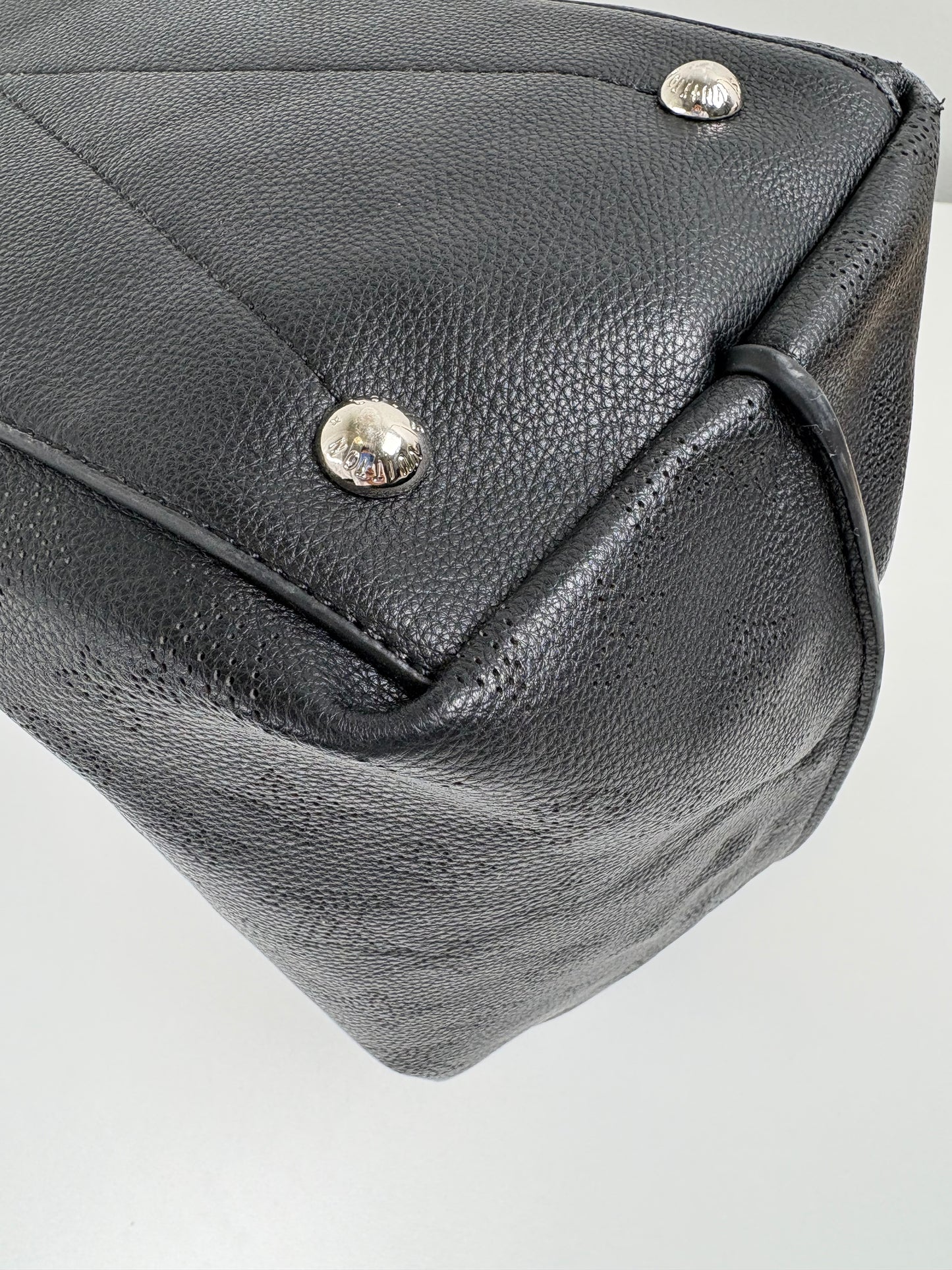 Pre-Owned LOUIS VUITTON Carmel Hobo Mahina Handbag, Black