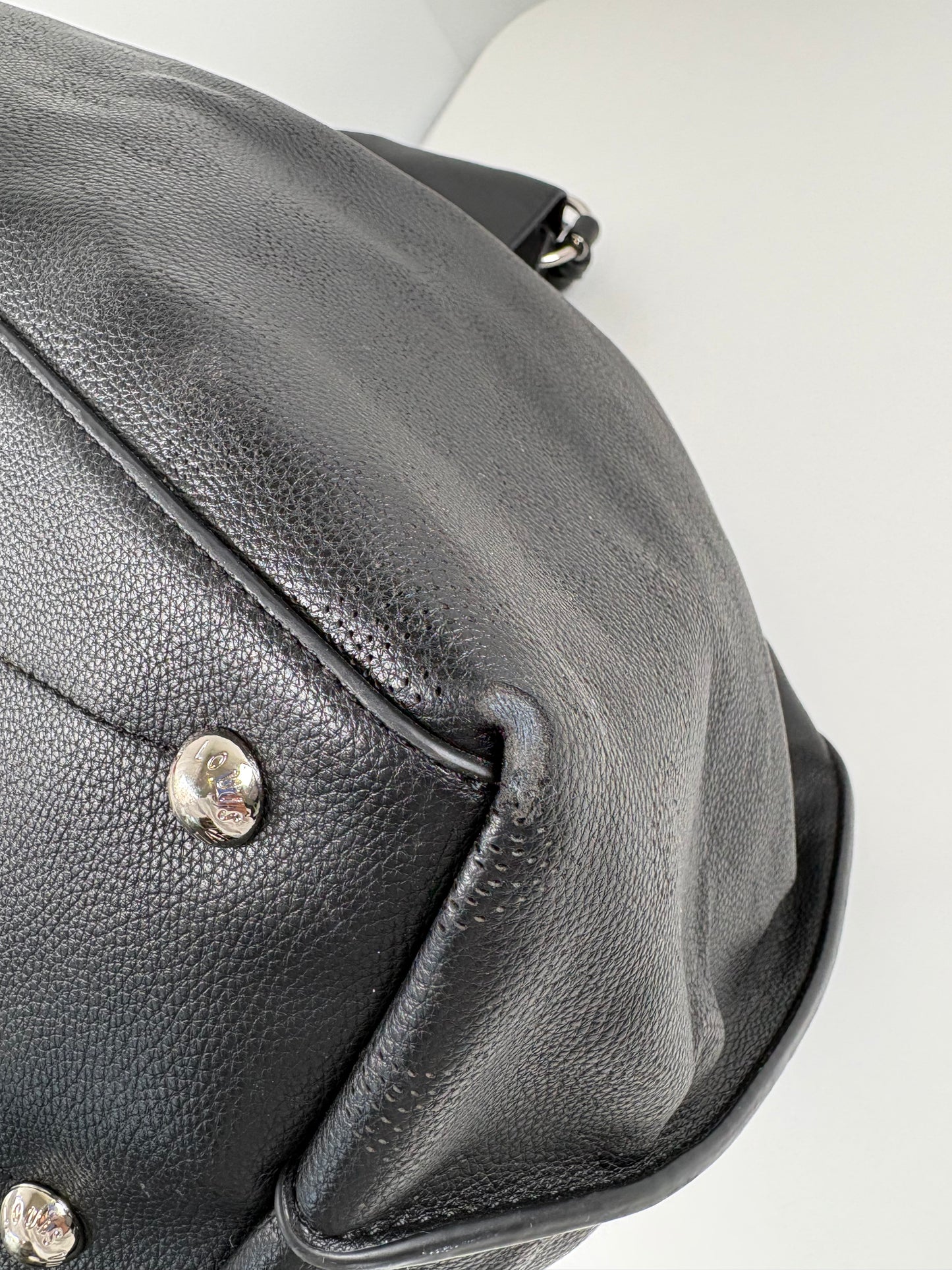 Pre-Owned LOUIS VUITTON Carmel Hobo Mahina Handbag, Black