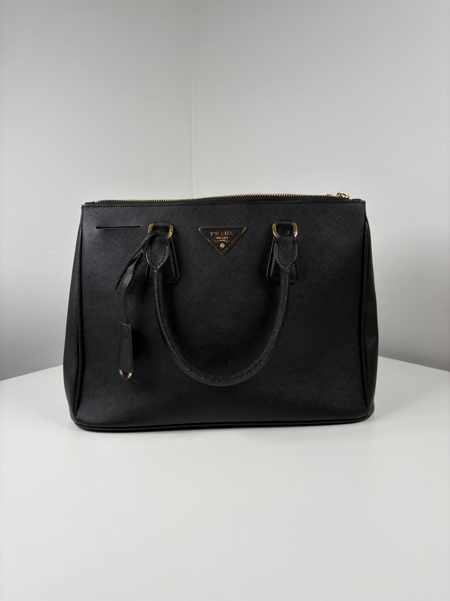 Pre-Owned PRADA Saffiano Galleria Double Zip Handbag, Black, Medium