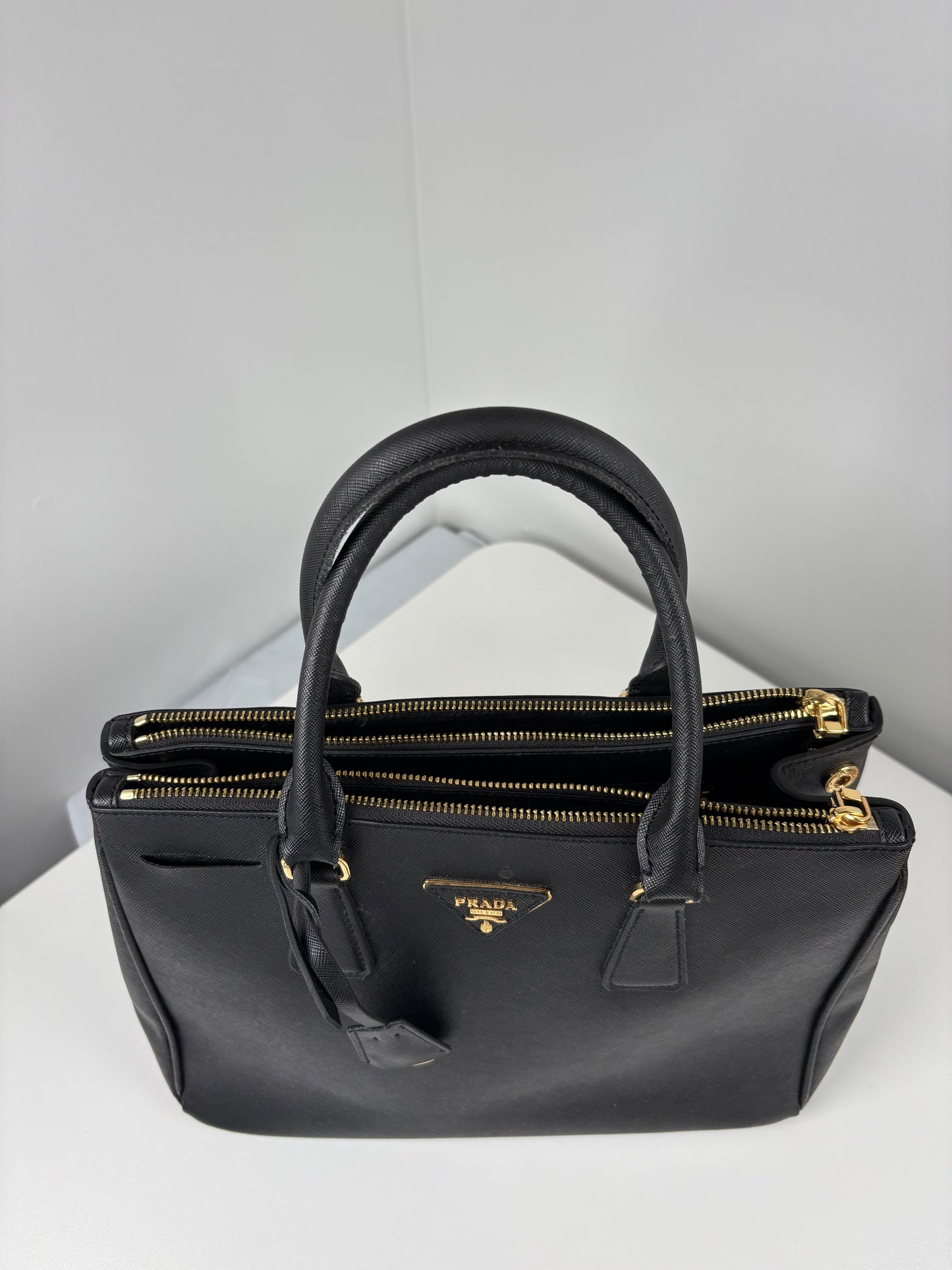 Pre-Owned PRADA Saffiano Galleria Double Zip Handbag, Black, Medium