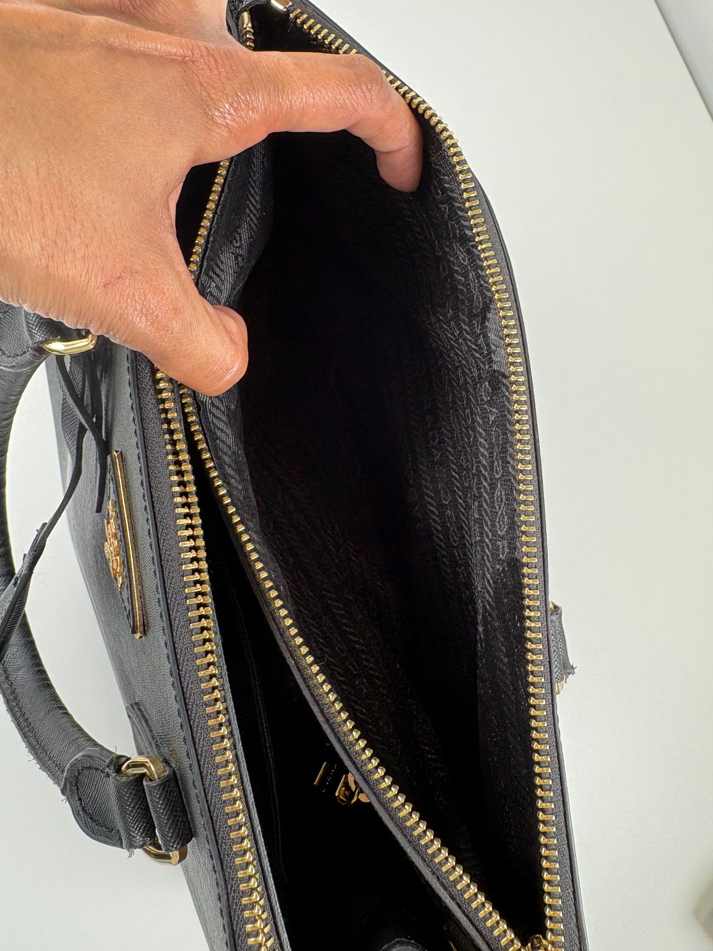 Pre-Owned PRADA Saffiano Galleria Double Zip Handbag, Black, Medium