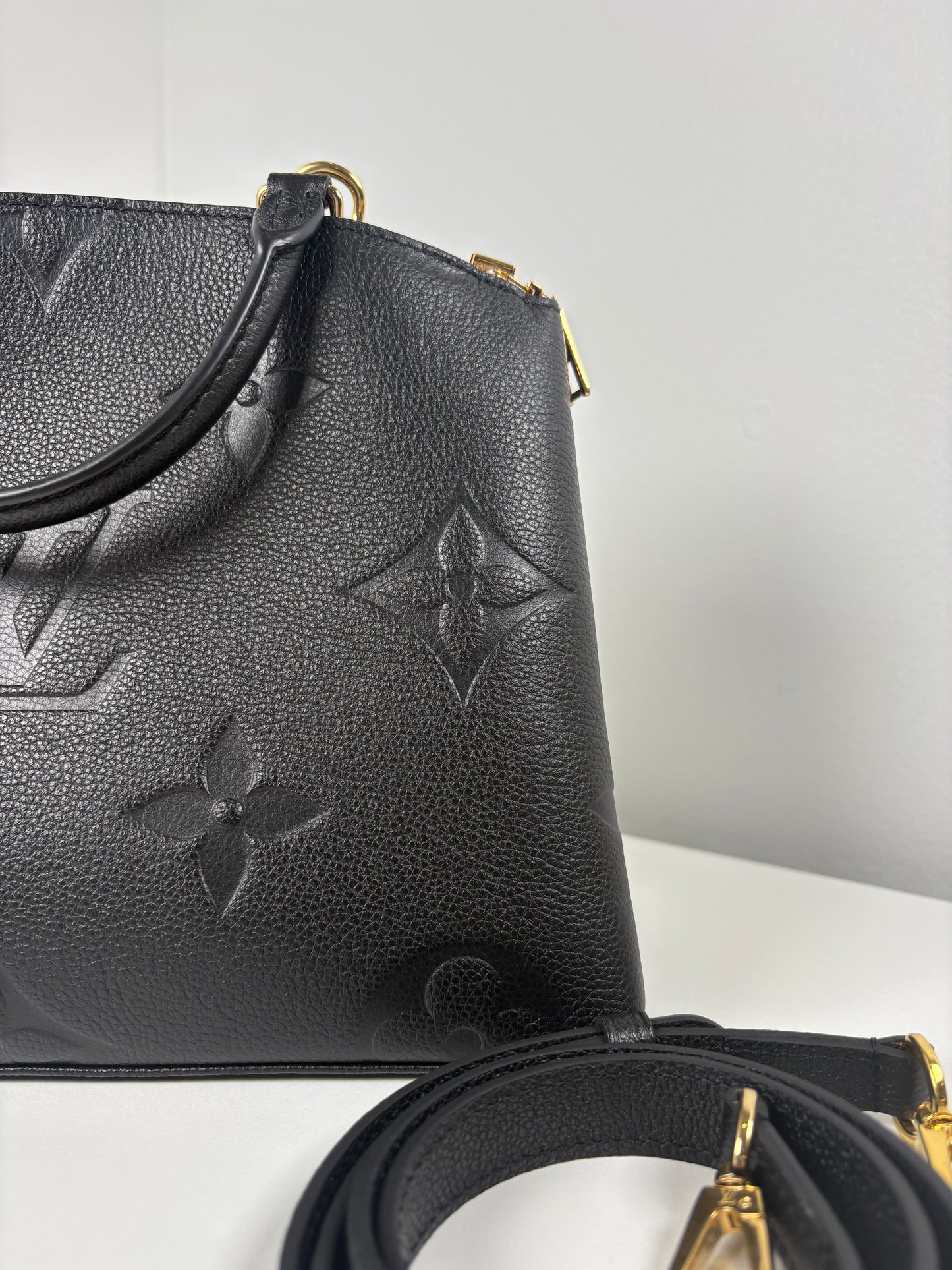 Pre-Owned LOUIS VUITTON Petit Palais Handbag, Black