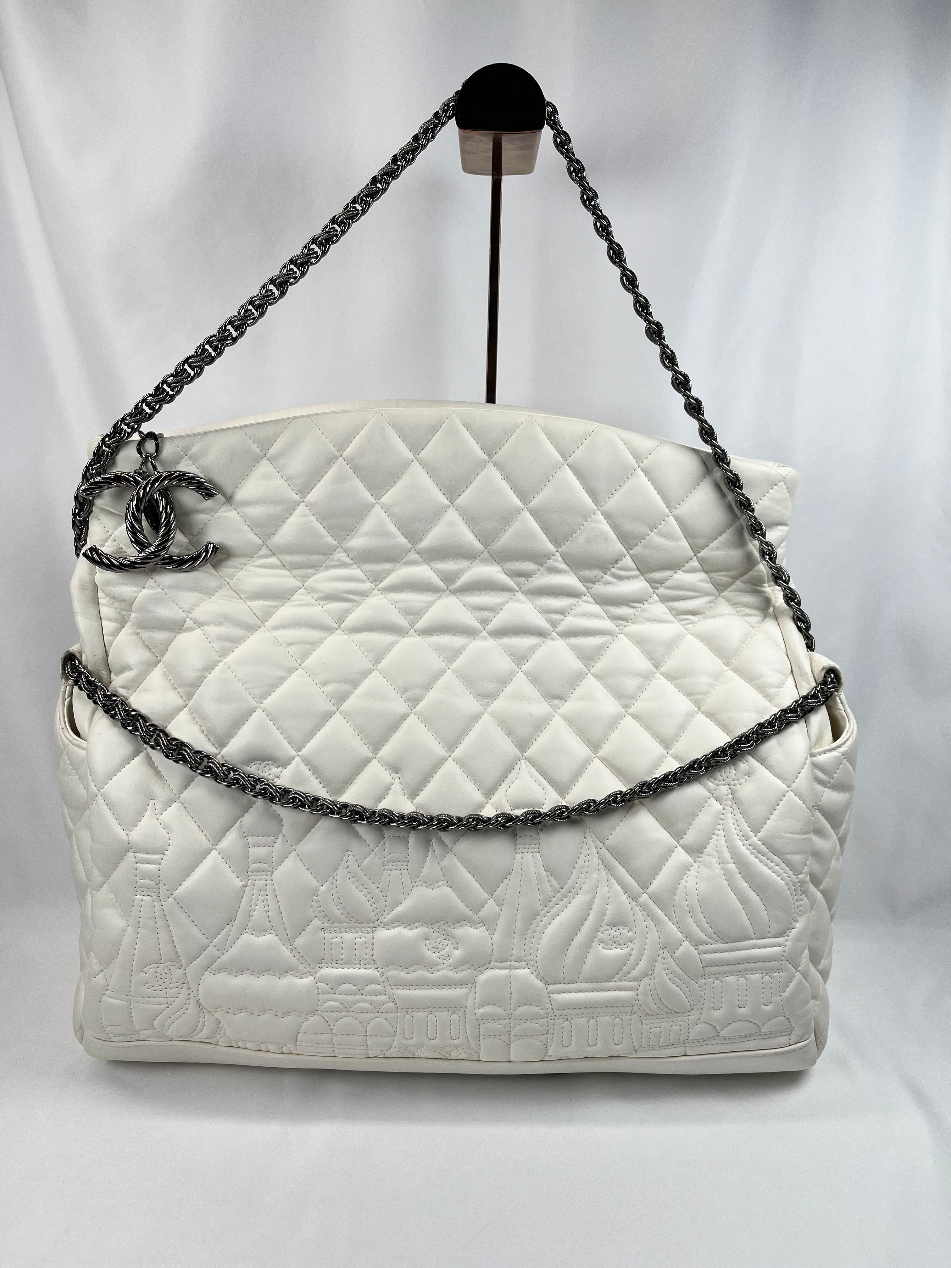 Pre-Owned CHANEL™ Paris-Moscow Square White Handbag