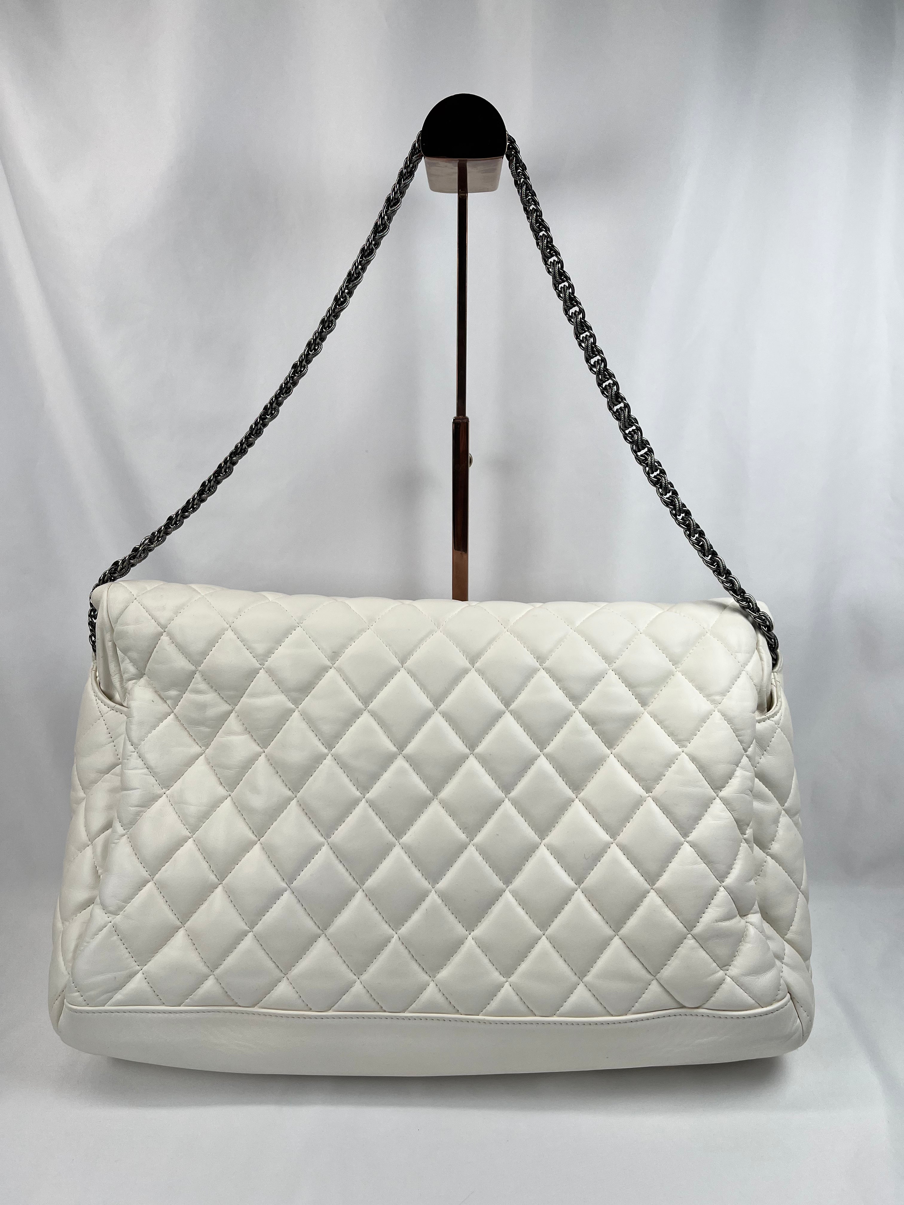 Pre-Owned CHANEL™ Paris-Moscow Square White Handbag