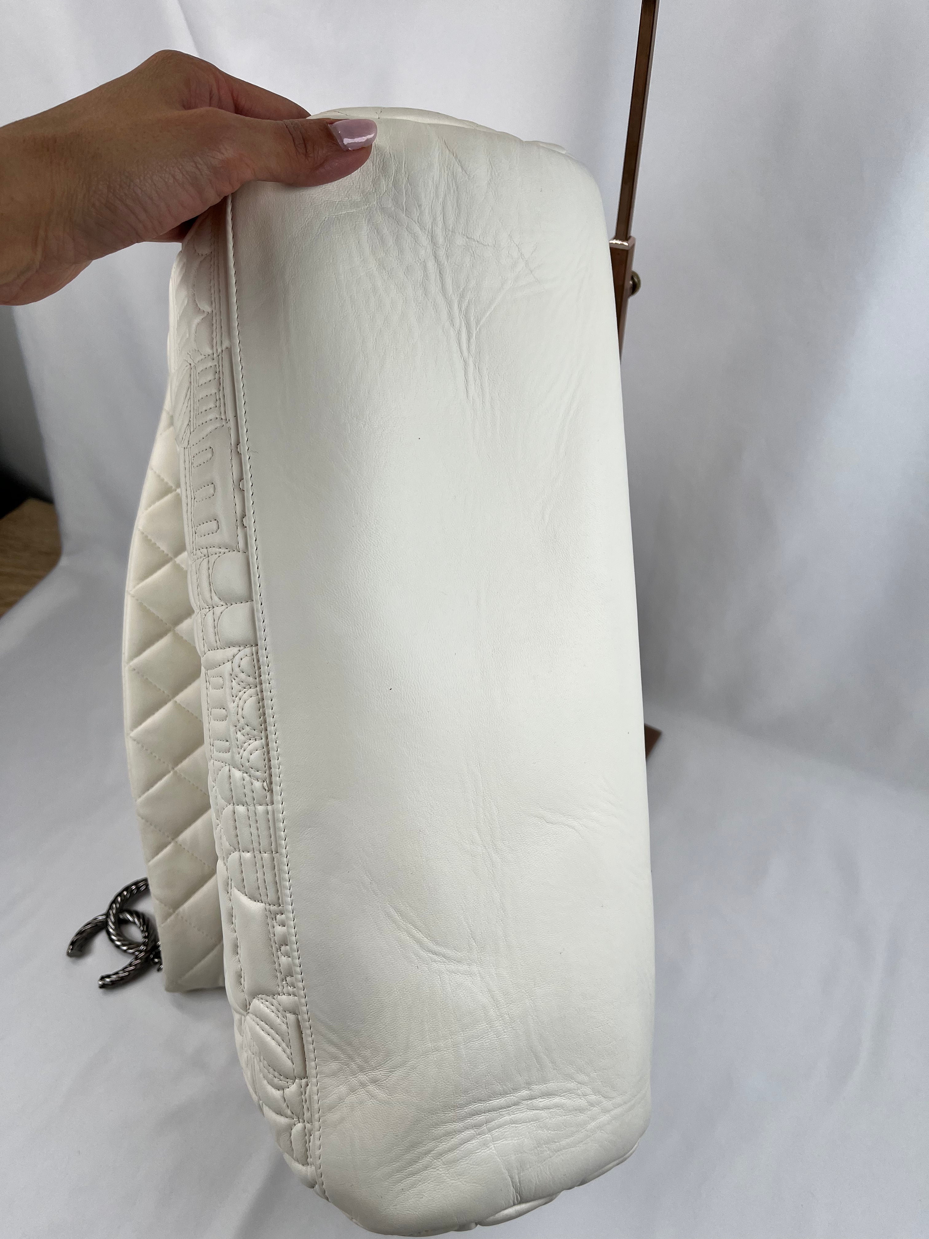 Pre-Owned CHANEL™ Paris-Moscow Square White Handbag