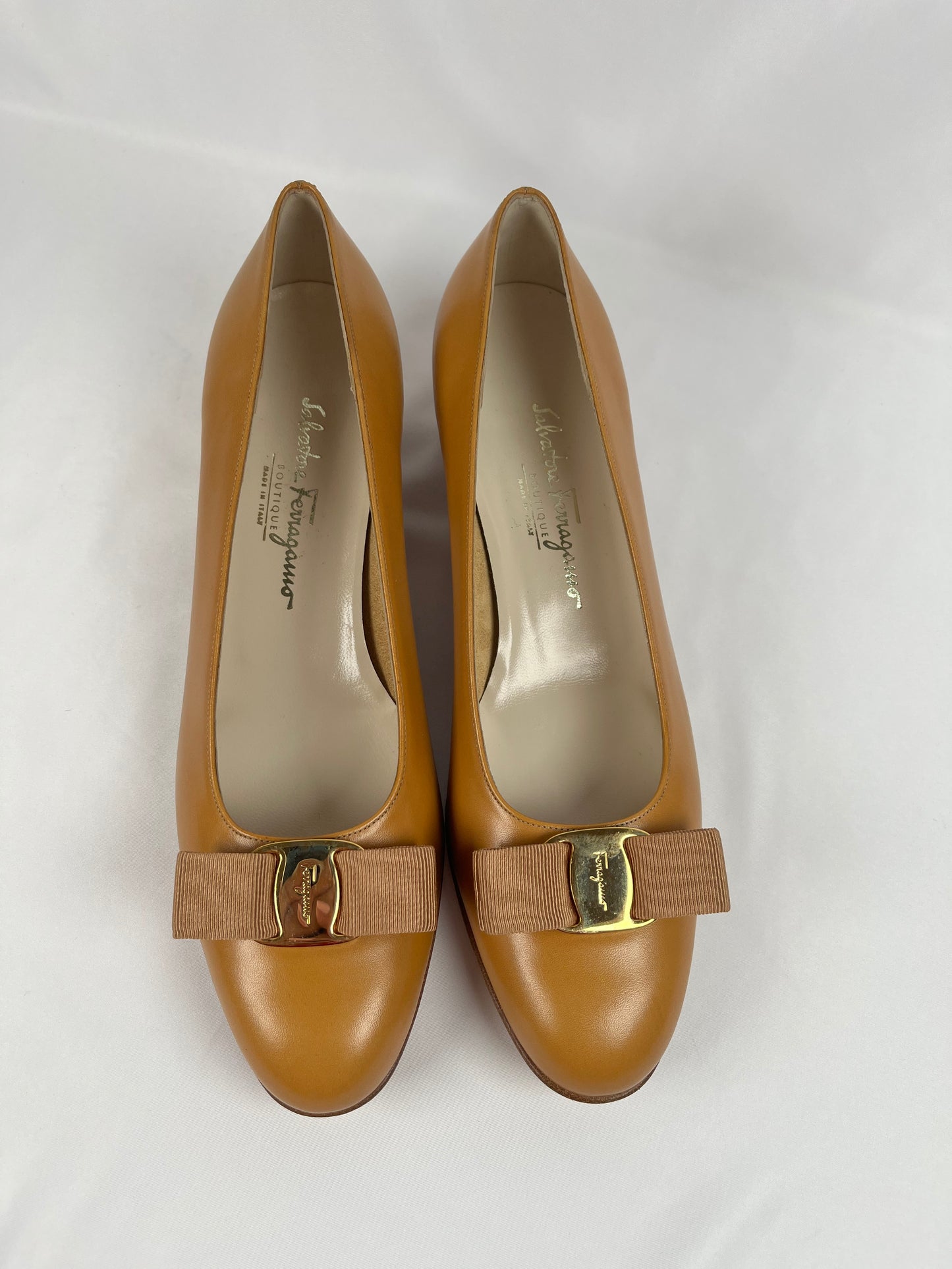 Pre-Owned SALVATORE FERRAGAMO Vara Brown Heels, 9.5B