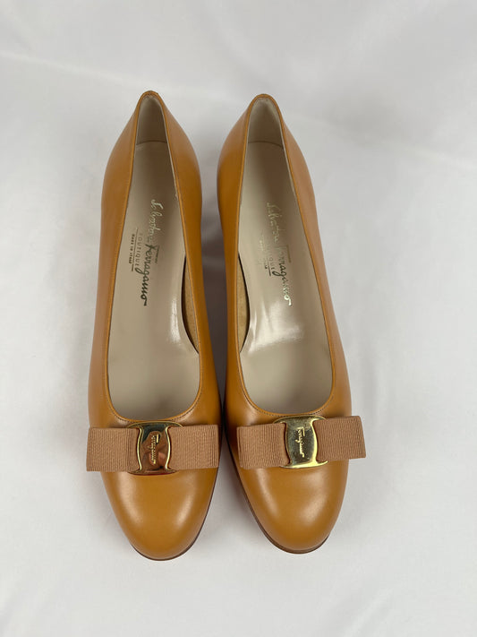 Pre-Owned SALVATORE FERRAGAMO Vara Brown Heels, 9.5B