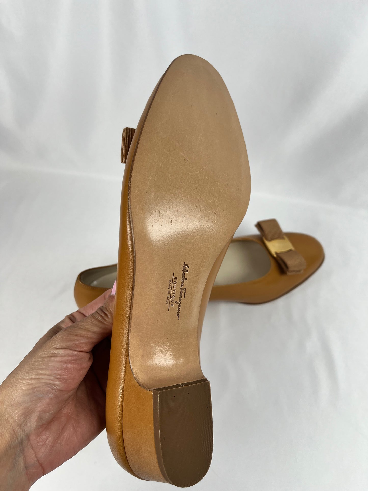 Pre-Owned SALVATORE FERRAGAMO Vara Brown Heels, 9.5B