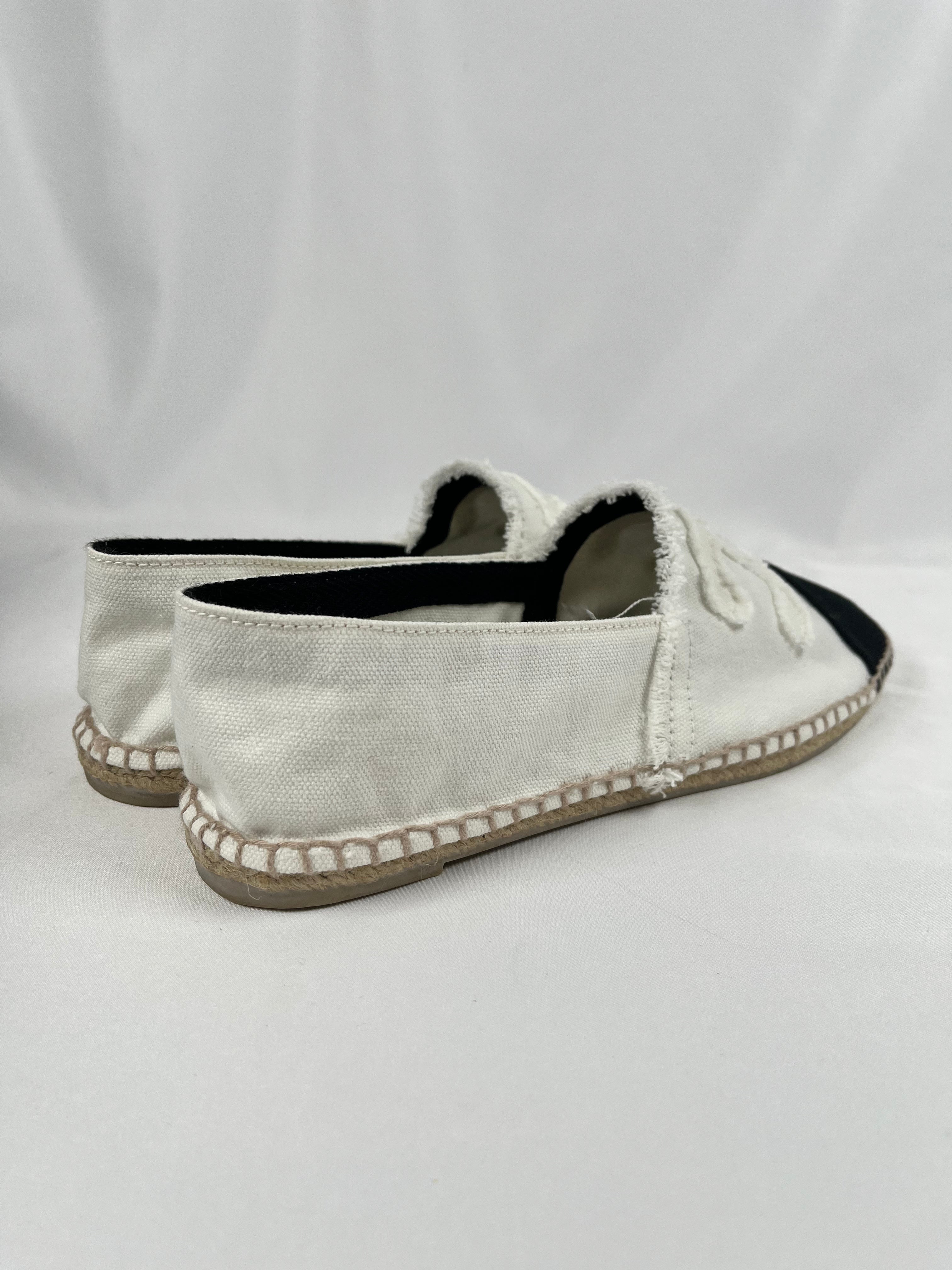 Pre-Owned CHANEL™ Fraying CC White/Black Espadrilles, 41