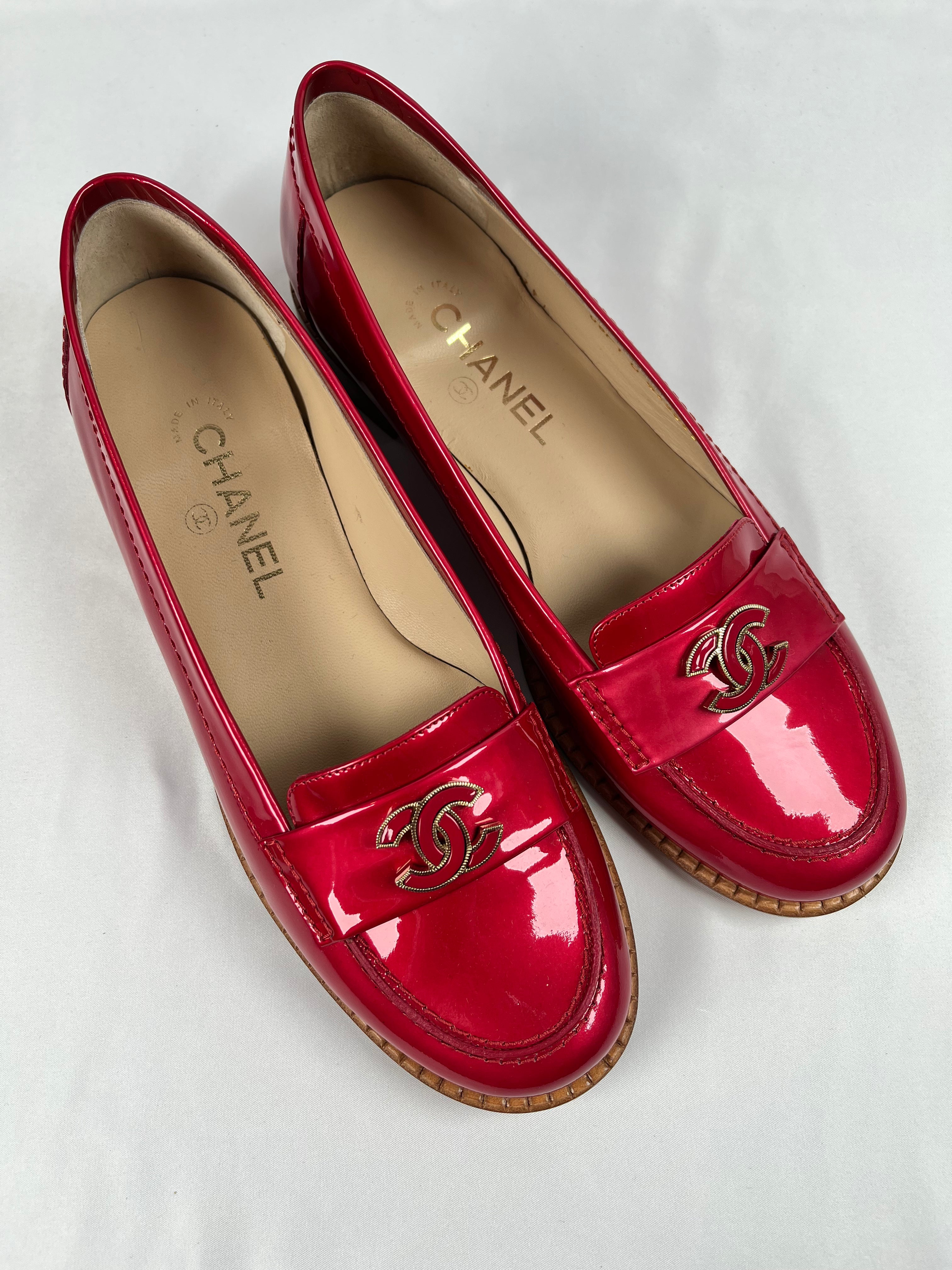 Pre-Owned CHANEL™ Interlocking CC Verniz Rouge Loafers, 40.5