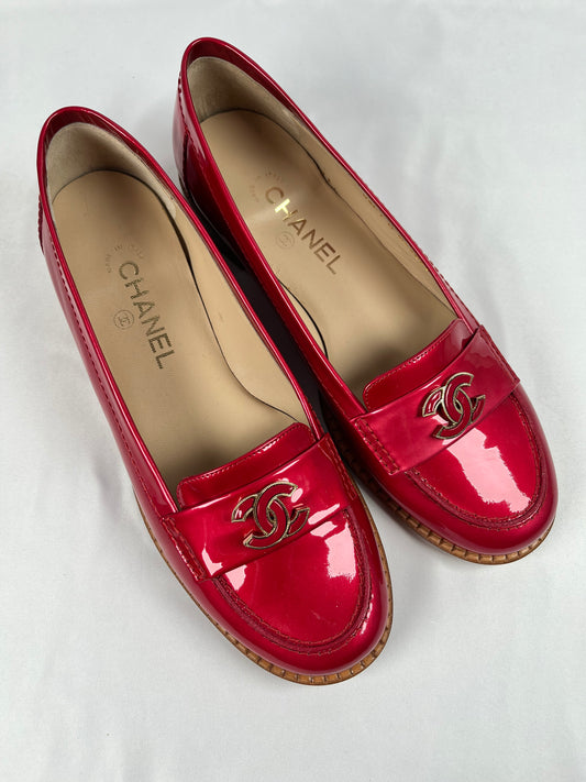 Pre-Owned CHANEL™ Interlocking CC Verniz Rouge Loafers, 40.5