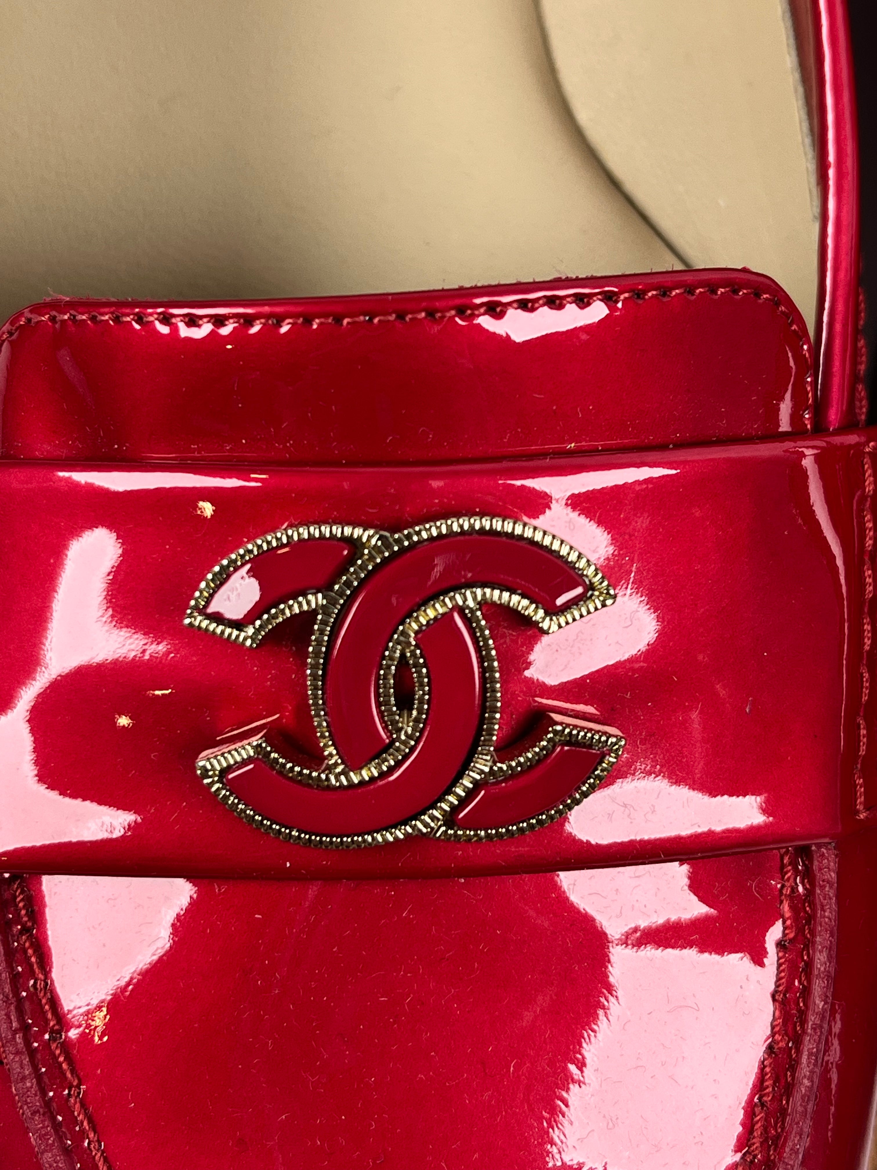 Pre-Owned CHANEL™ Interlocking CC Verniz Rouge Loafers, 40.5