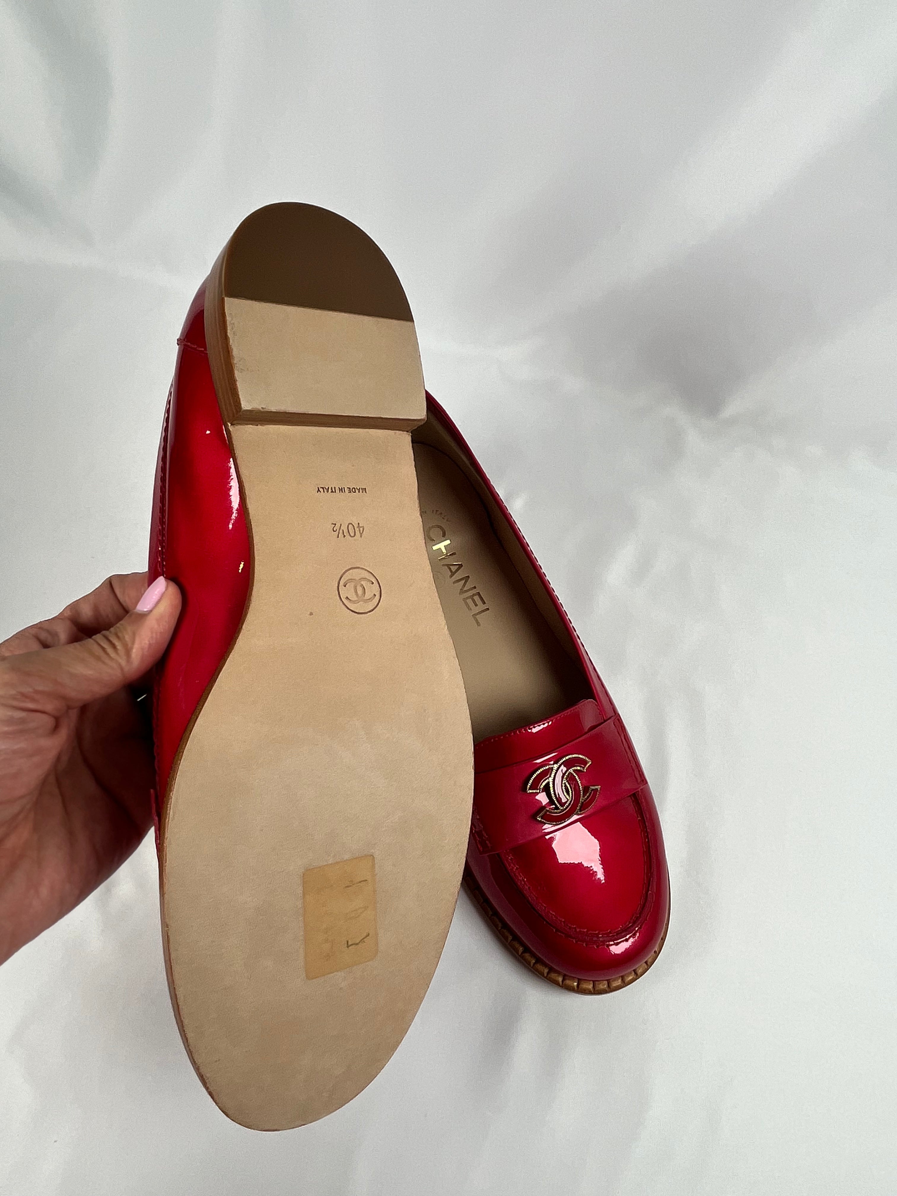 Pre-Owned CHANEL™ Interlocking CC Verniz Rouge Loafers, 40.5