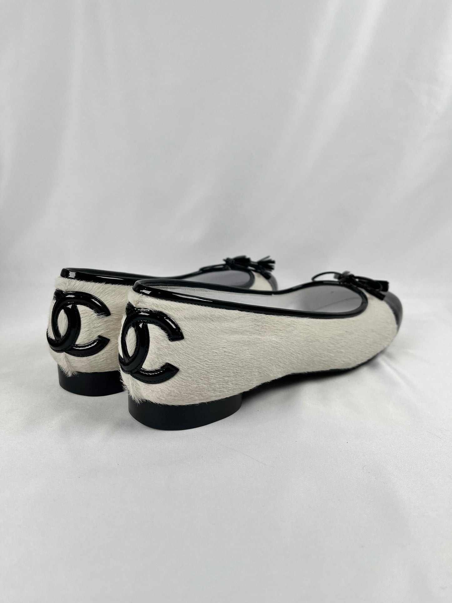 Pre-Owned CHANEL™ Pony Hair Cap Toe Black/White Flats, 40