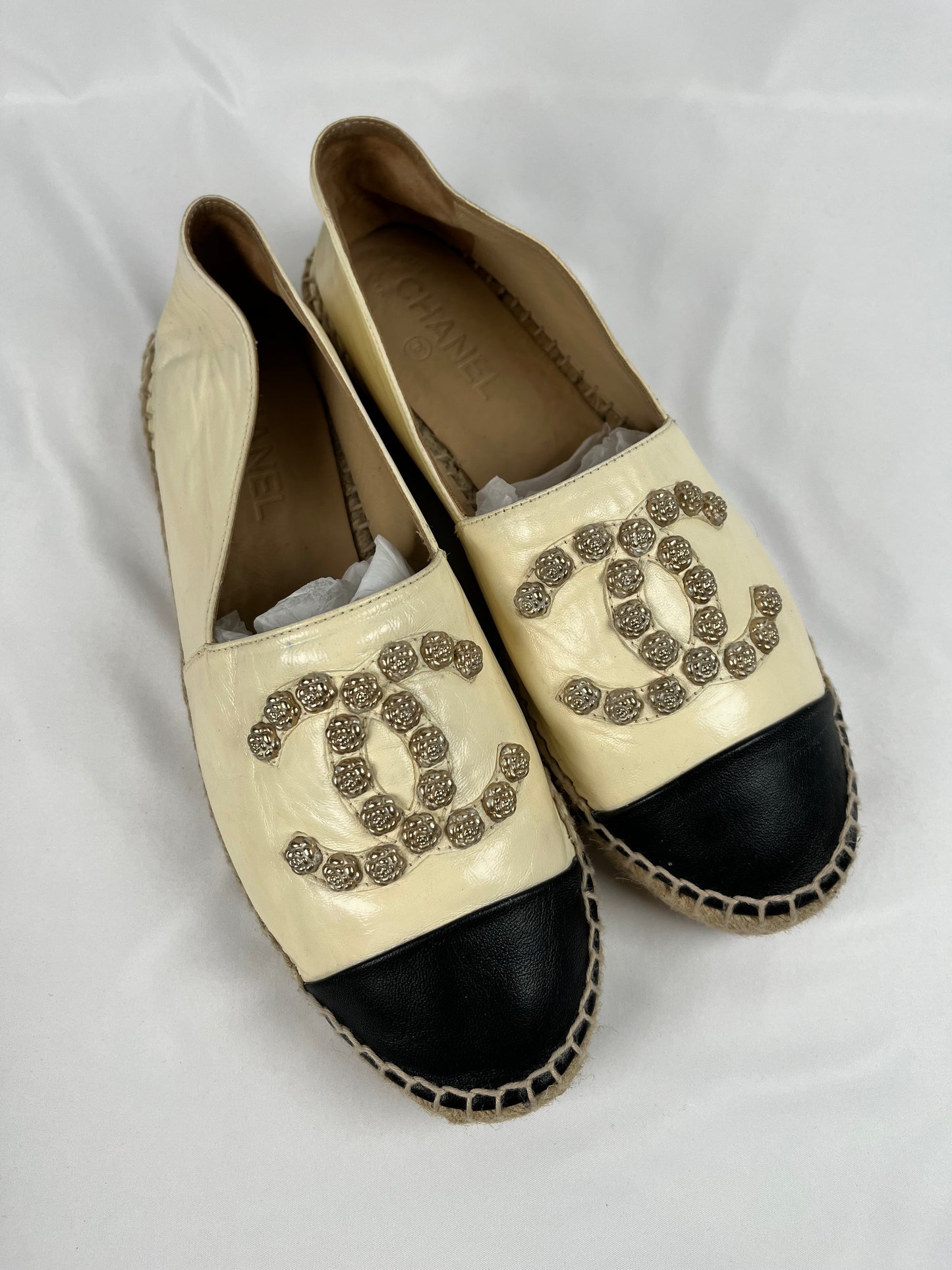 Pre-Owned CHANEL™ Camellia CC Cream/Black Espadrilles, 41