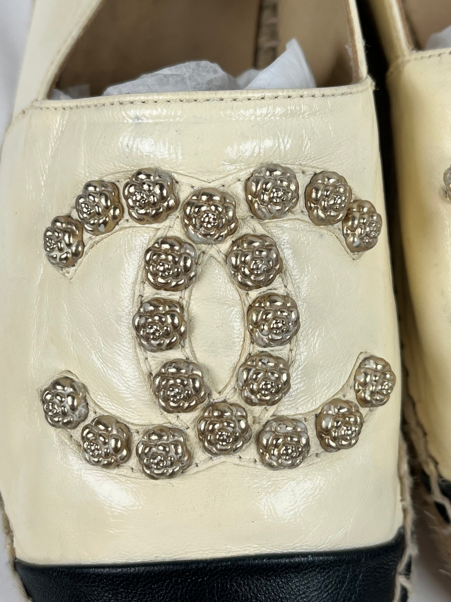 Pre-Owned CHANEL™ Camellia CC Cream/Black Espadrilles, 41