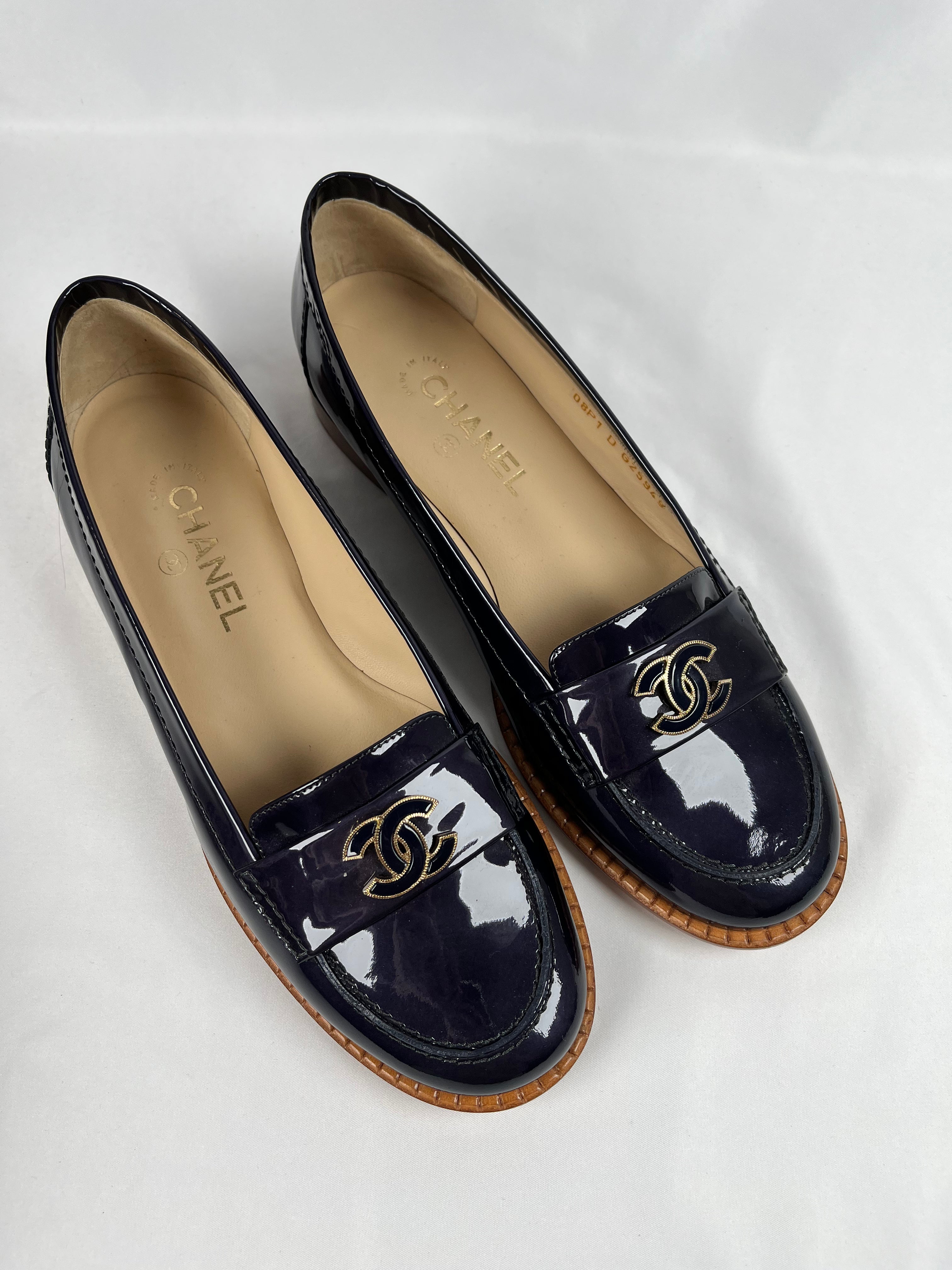 Pre-Owned CHANEL™ Interlocking CC Verniz Blue Loafers, 41