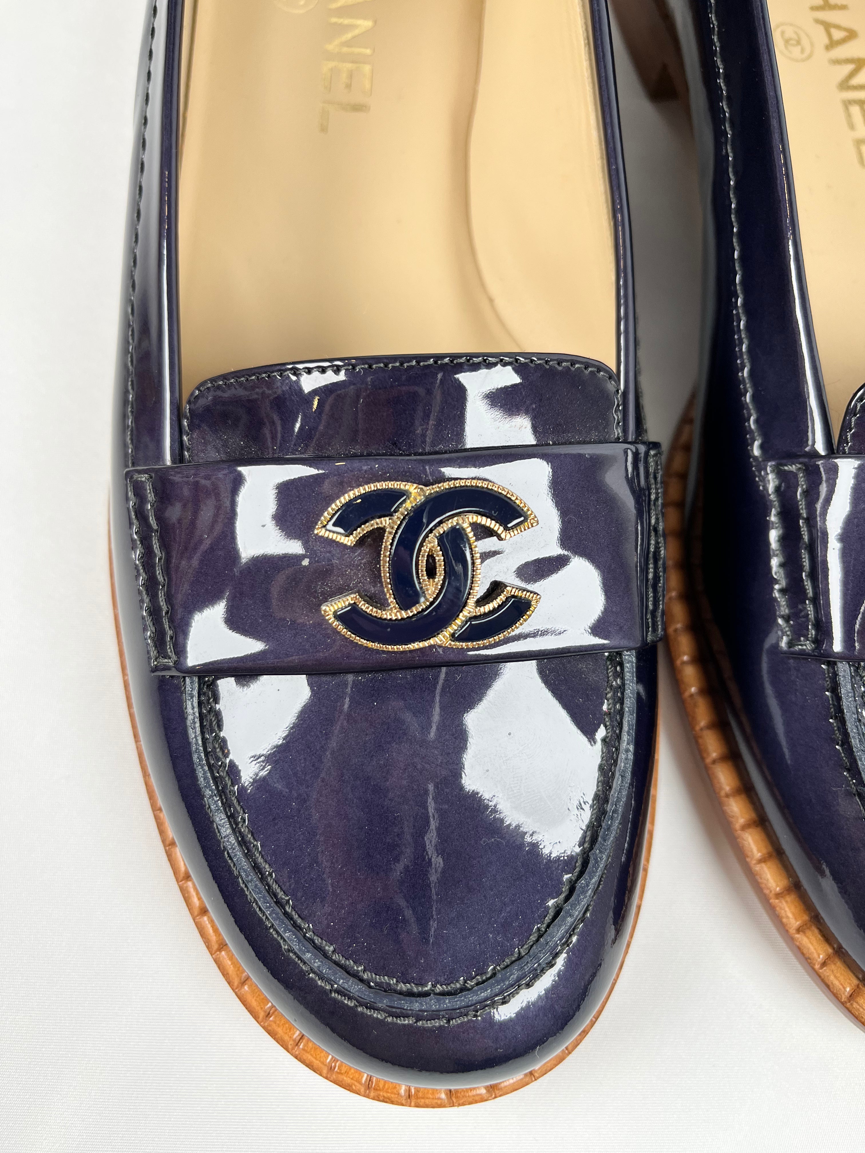 Pre-Owned CHANEL™ Interlocking CC Verniz Blue Loafers, 41