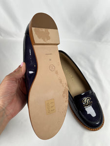 Pre-Owned CHANEL™ Interlocking CC Verniz Blue Loafers, 41