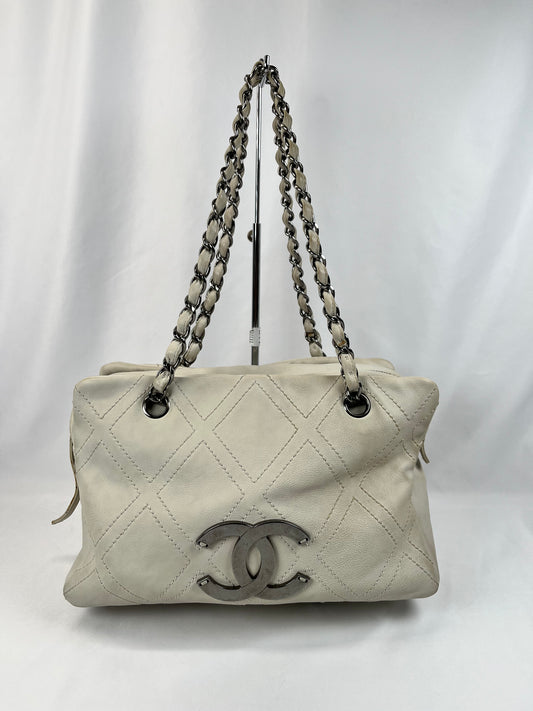 Pre-Owned CHANEL™ Diamond Stitch Tote White/SHW Handbag