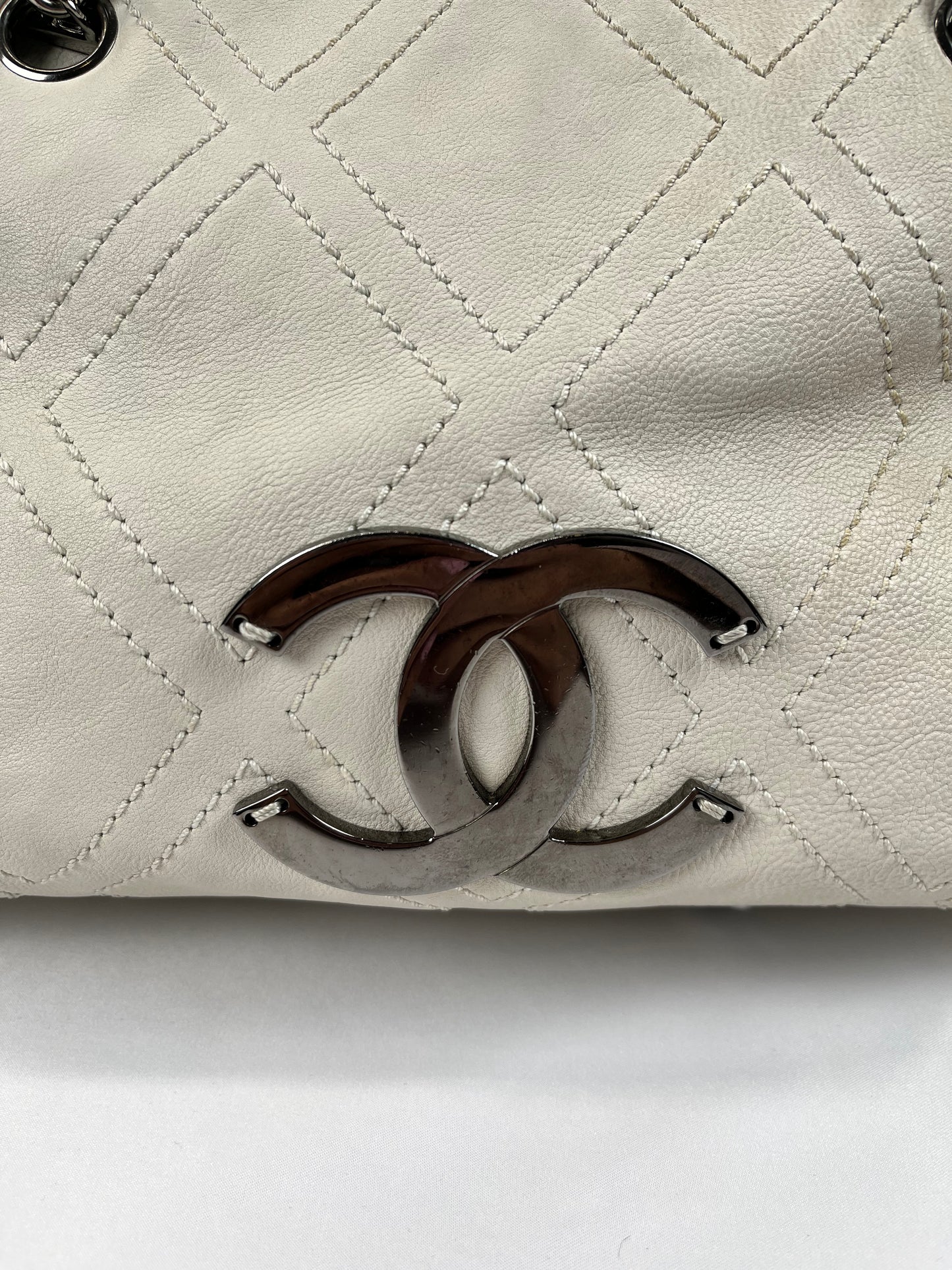Pre-Owned CHANEL™ Diamond Stitch Tote White/SHW Handbag