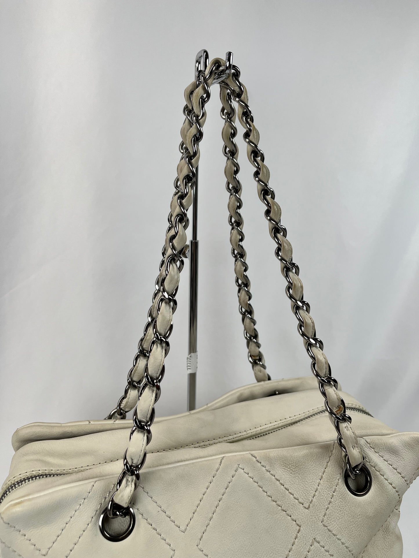 Pre-Owned CHANEL™ Diamond Stitch Tote White/SHW Handbag